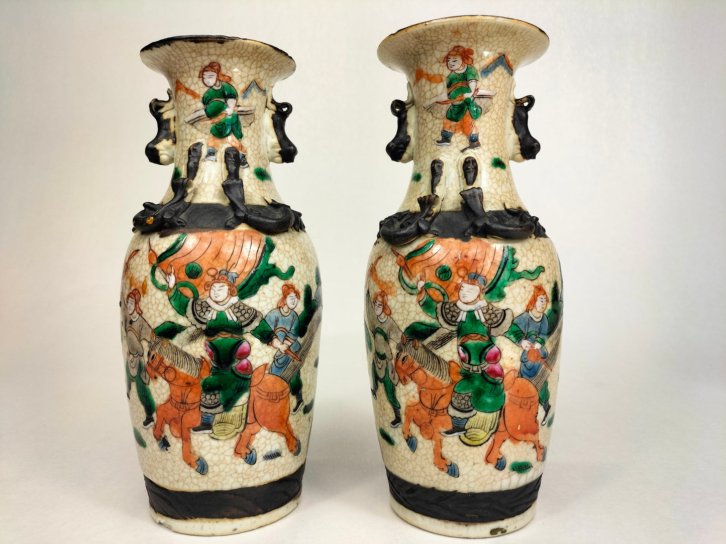 Par de vasos antigos chineses de Nanquim decorados com cenas de guerreiros // Dinastia Qing - século XIX