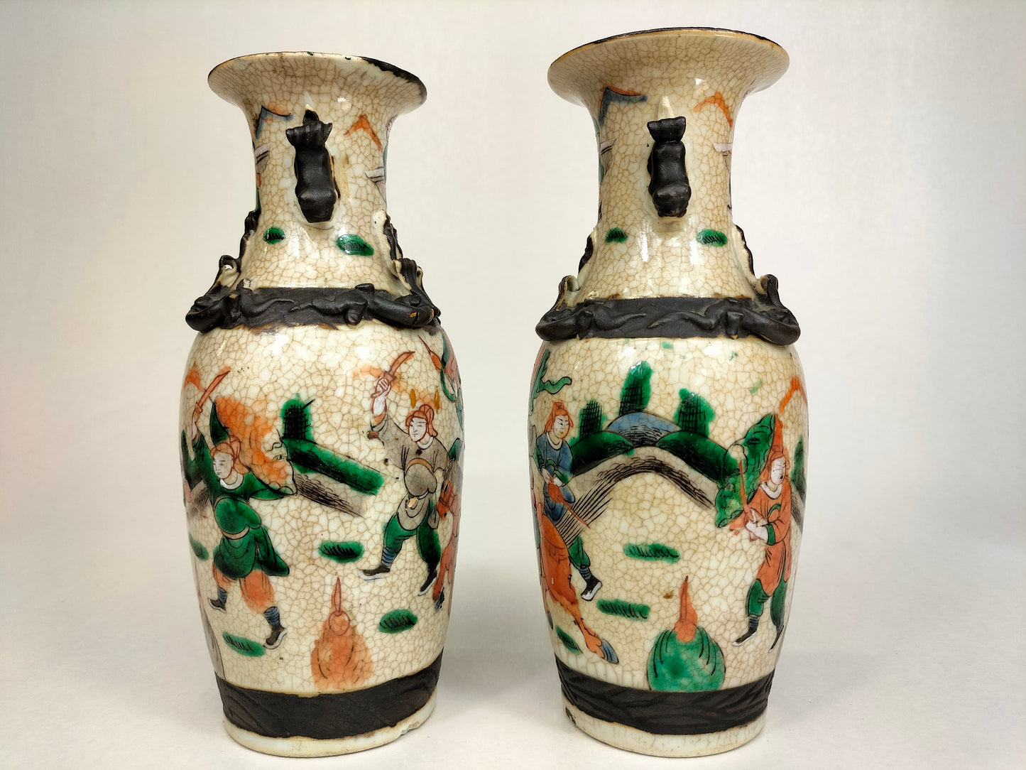 Pair of antique Chinese Nanking vases decorated with warrior scenes // Qing Dynasty - 19th century