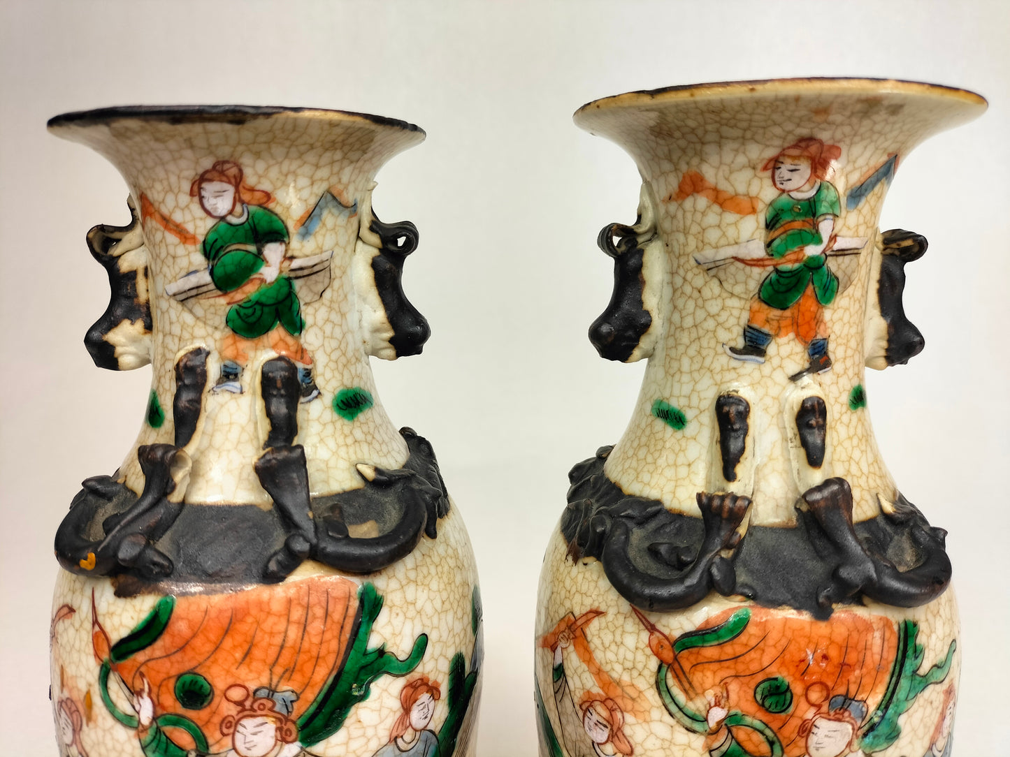 Par de vasos antigos chineses de Nanquim decorados com cenas de guerreiros // Dinastia Qing - século XIX