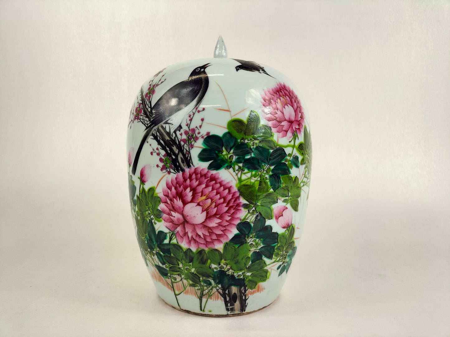 Antigo pote de gengibre chinês qianjiang cai decorado com pássaros e flores // Período da República (1912-1949)