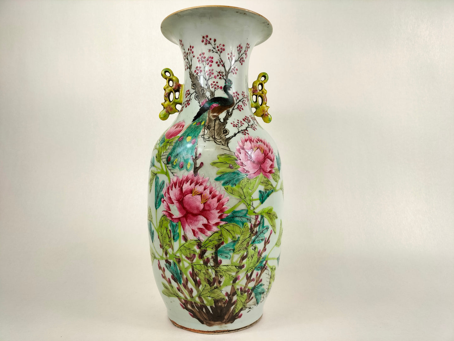 Antique Chinese qianjiang cai vase with peacock and flowers // Republic period (1912-1949)