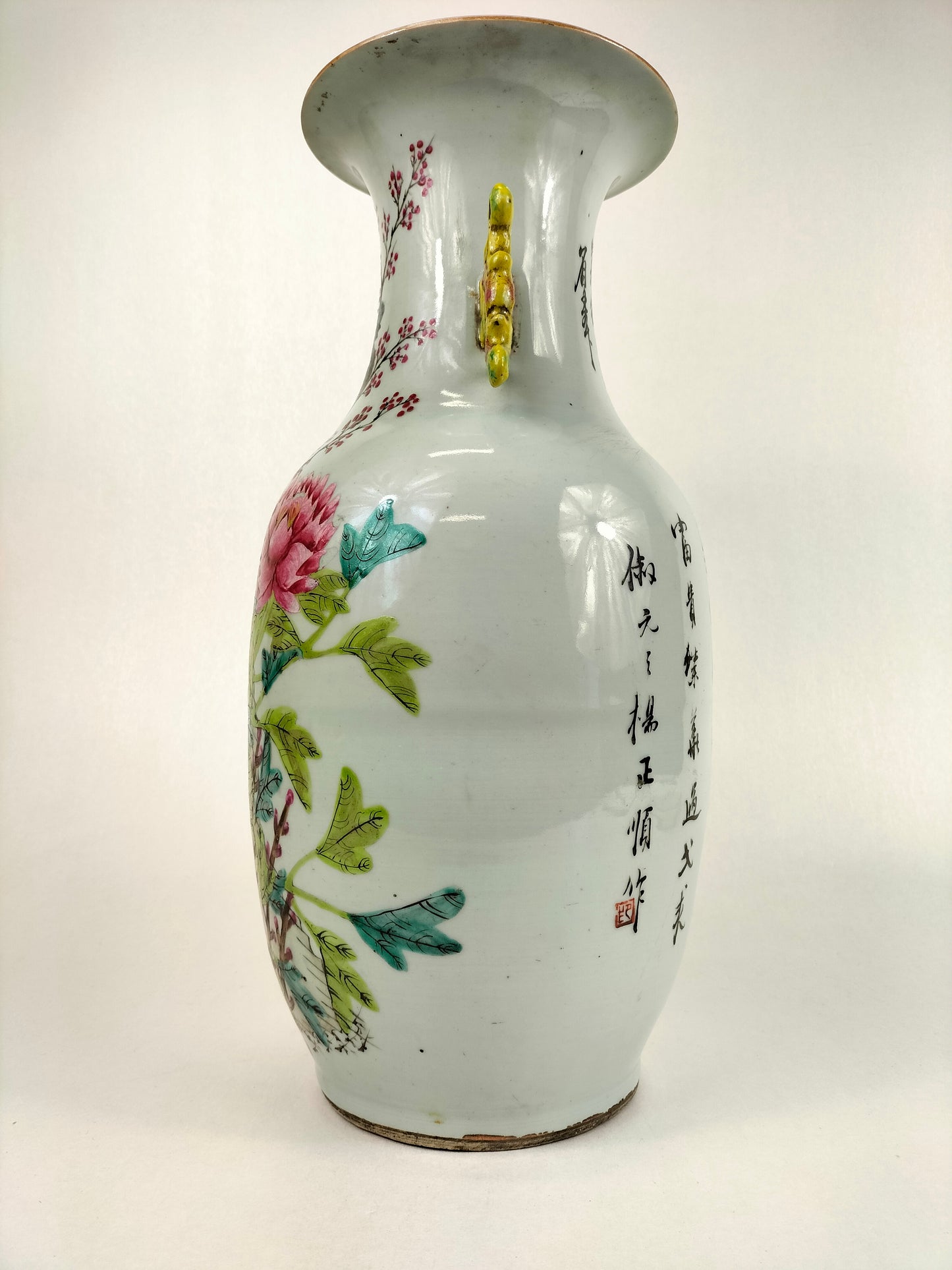 Antique Chinese qianjiang cai vase with peacock and flowers // Republic period (1912-1949)