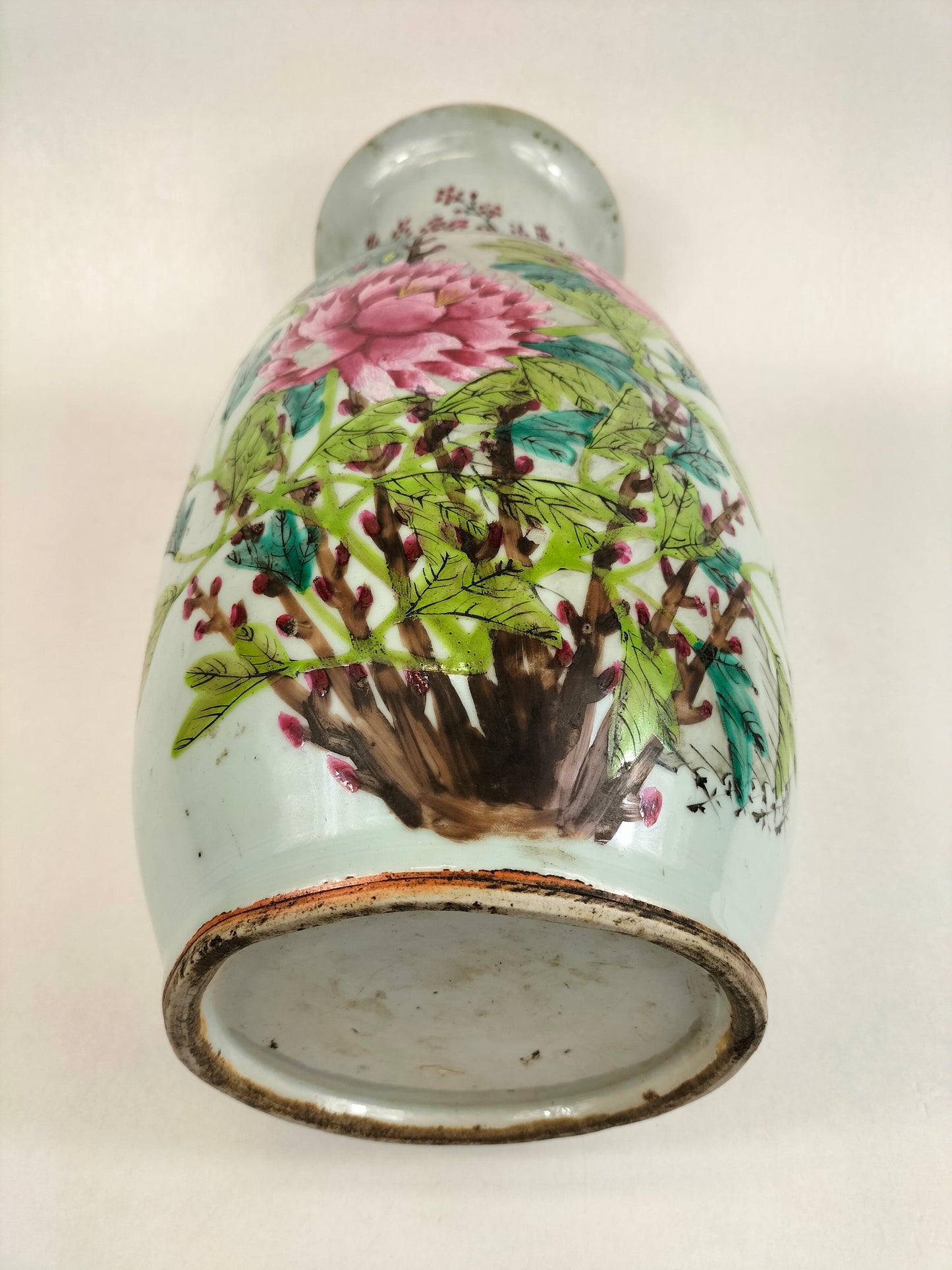 Antique Chinese qianjiang cai vase with peacock and flowers // Republic period (1912-1949)