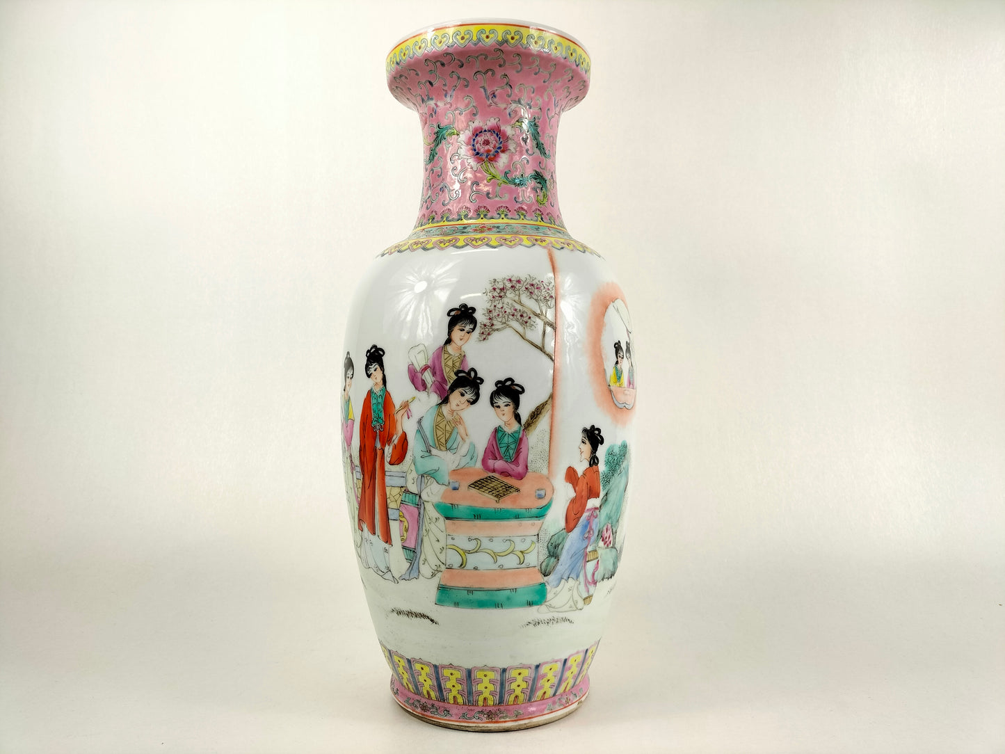 Vase en porcelaine de Chine famille rose à décor d'une scène de jardin // Jingdezhen - XXe siècle