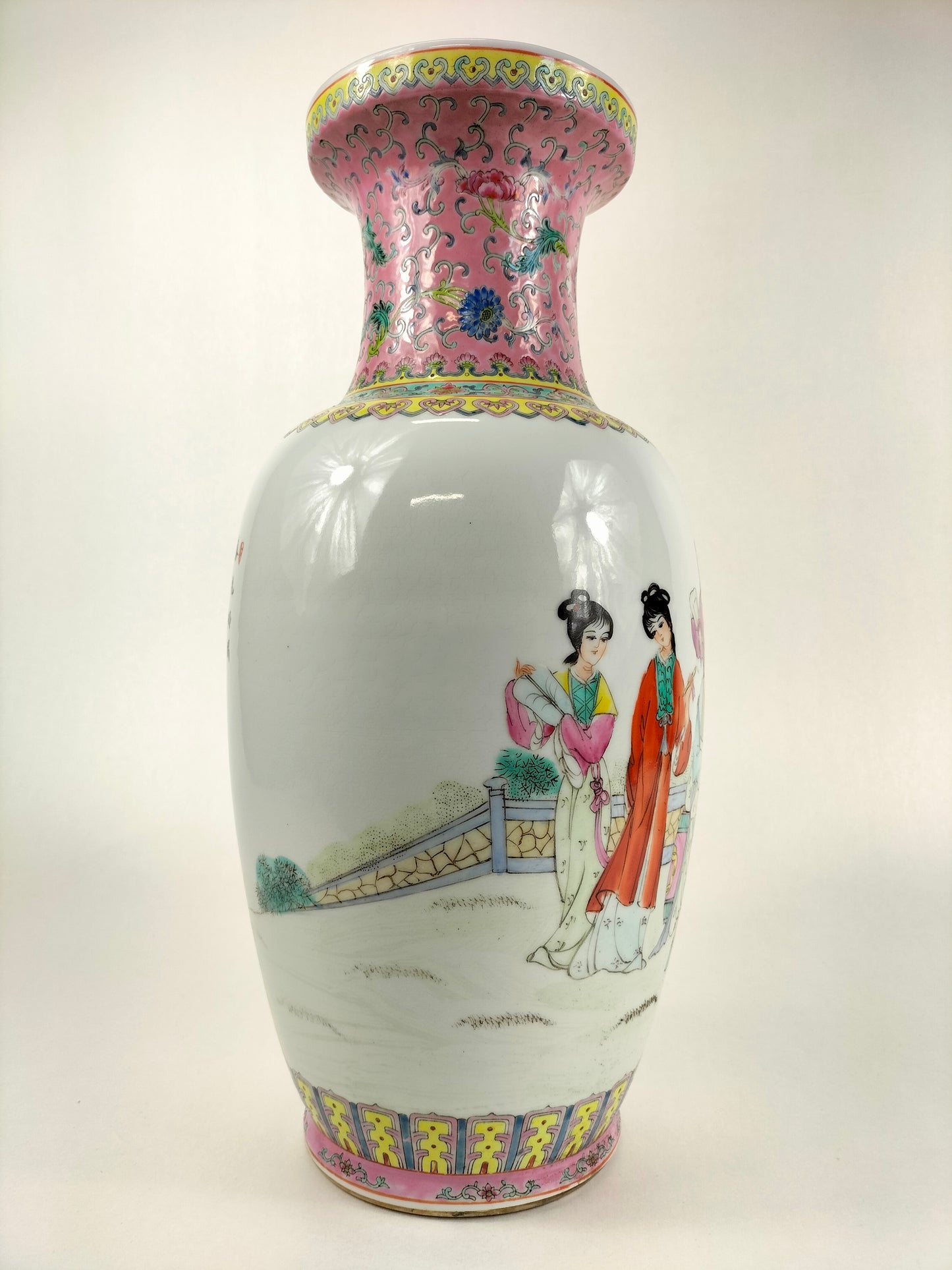 Vase en porcelaine de Chine famille rose à décor d'une scène de jardin // Jingdezhen - XXe siècle