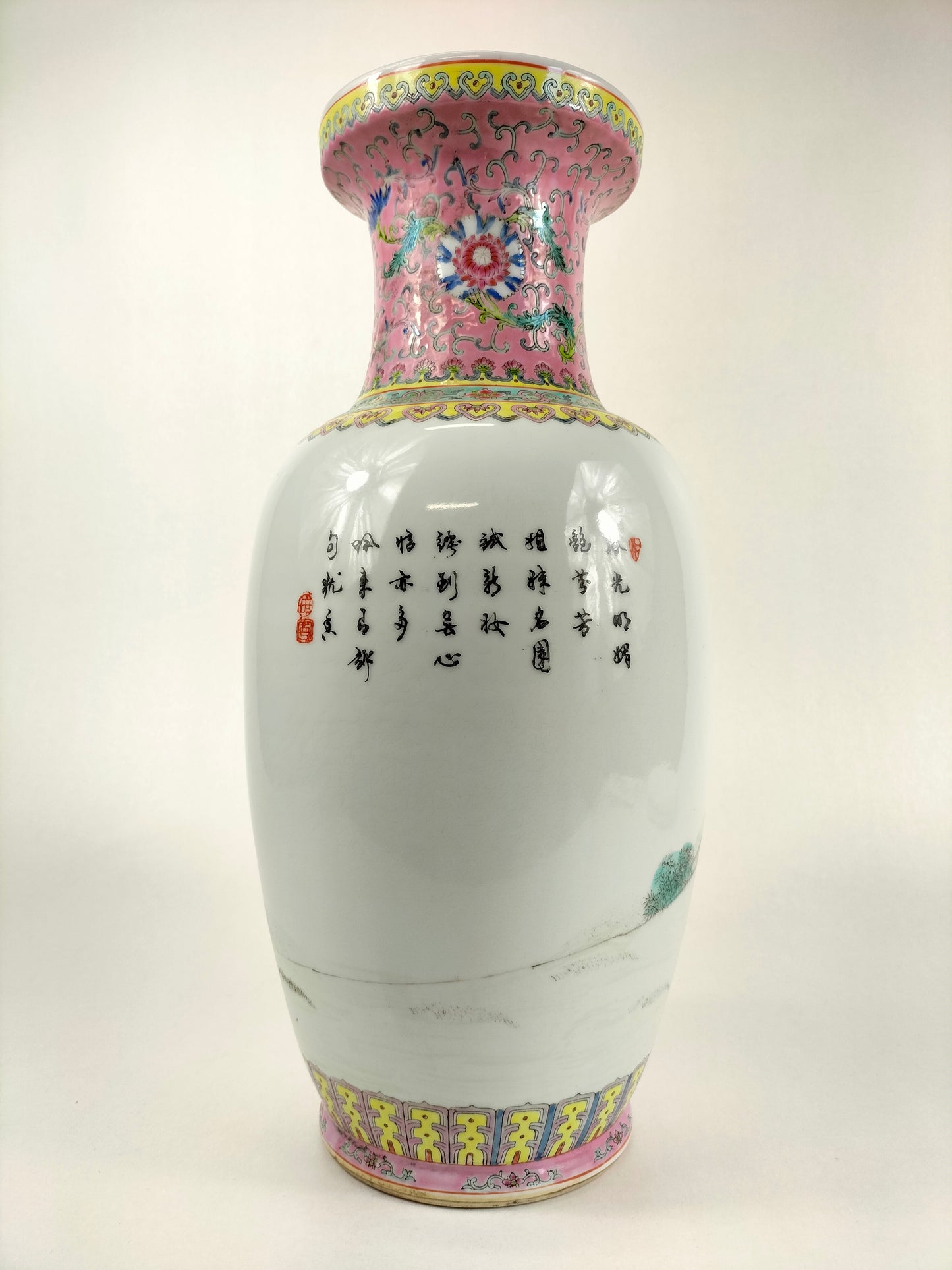 Chinese famille rose vase decorated with a garden scene // Jingdezhen - 20th century