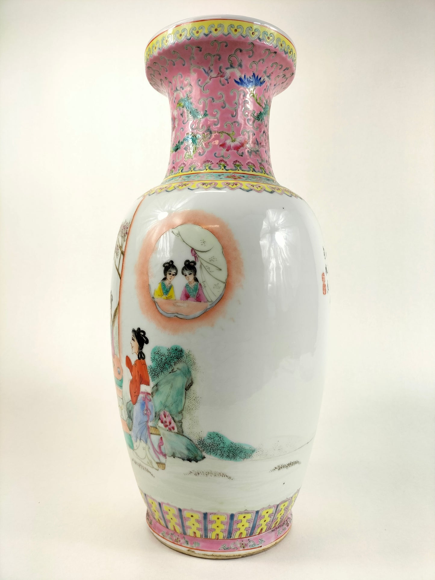 Chinese famille rose vase decorated with a garden scene // Jingdezhen - 20th century