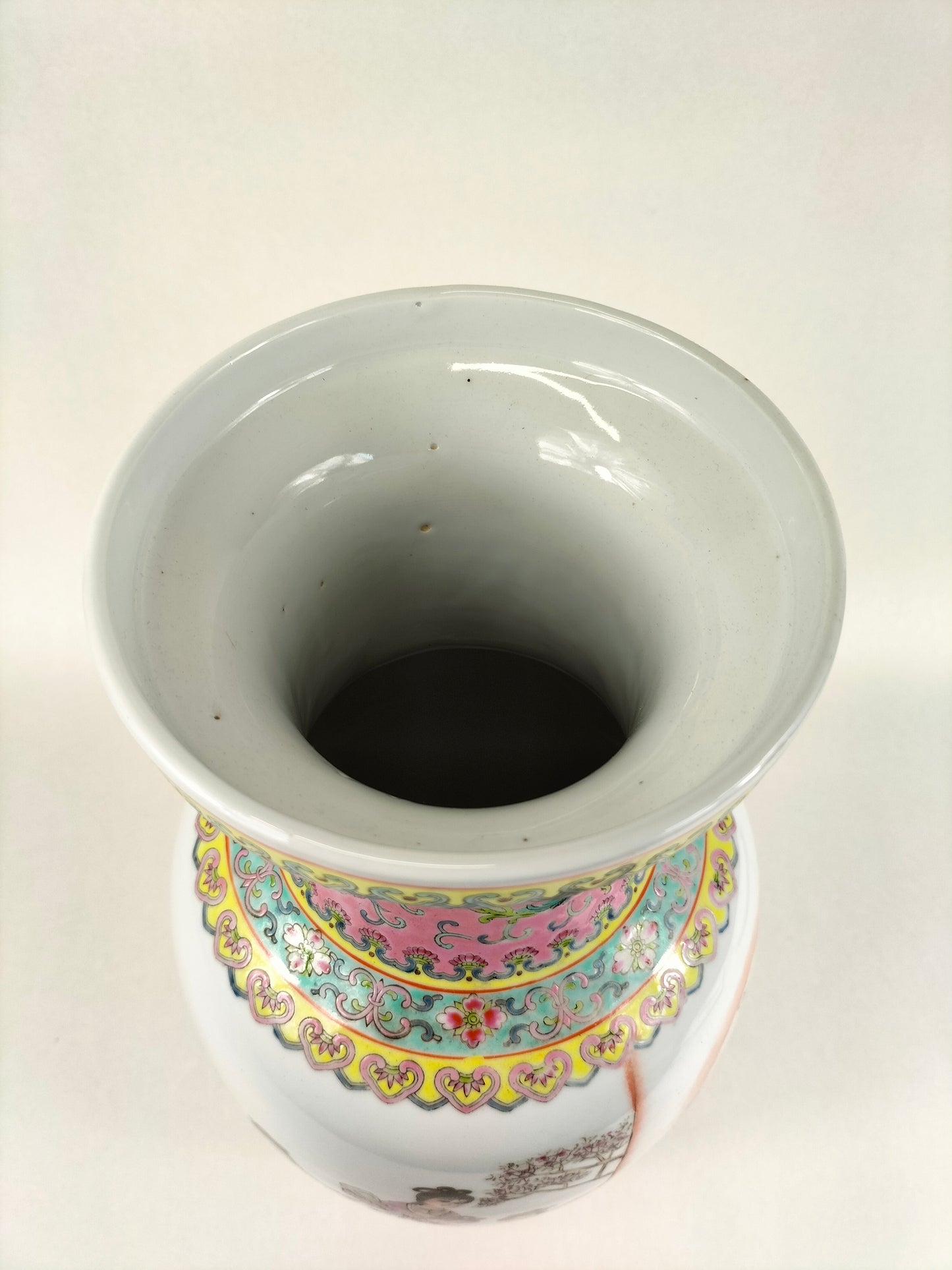 Chinese famille rose vase decorated with a garden scene // Jingdezhen - 20th century