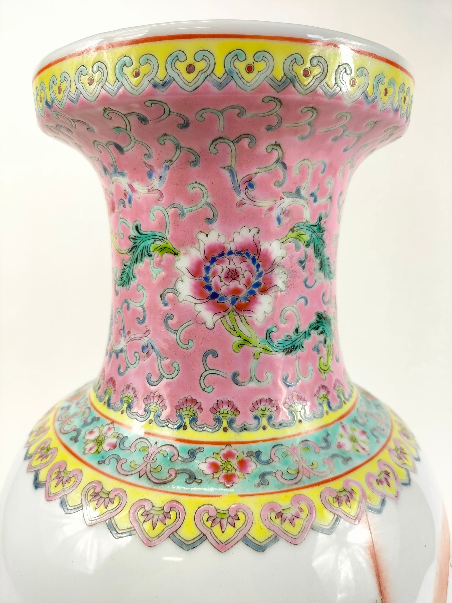 Chinese famille rose vase decorated with a garden scene // Jingdezhen - 20th century