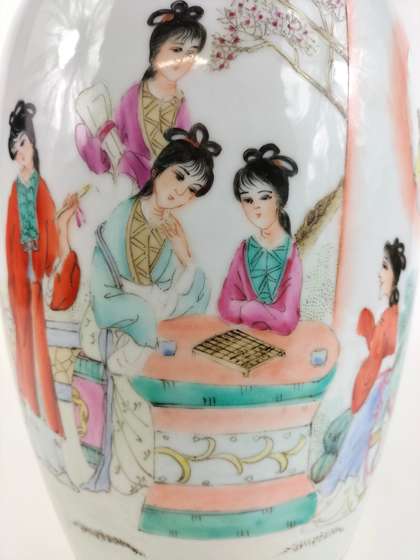 Pasu mawar famille Cina dihiasi dengan pemandangan taman // Jingdezhen - abad ke-20