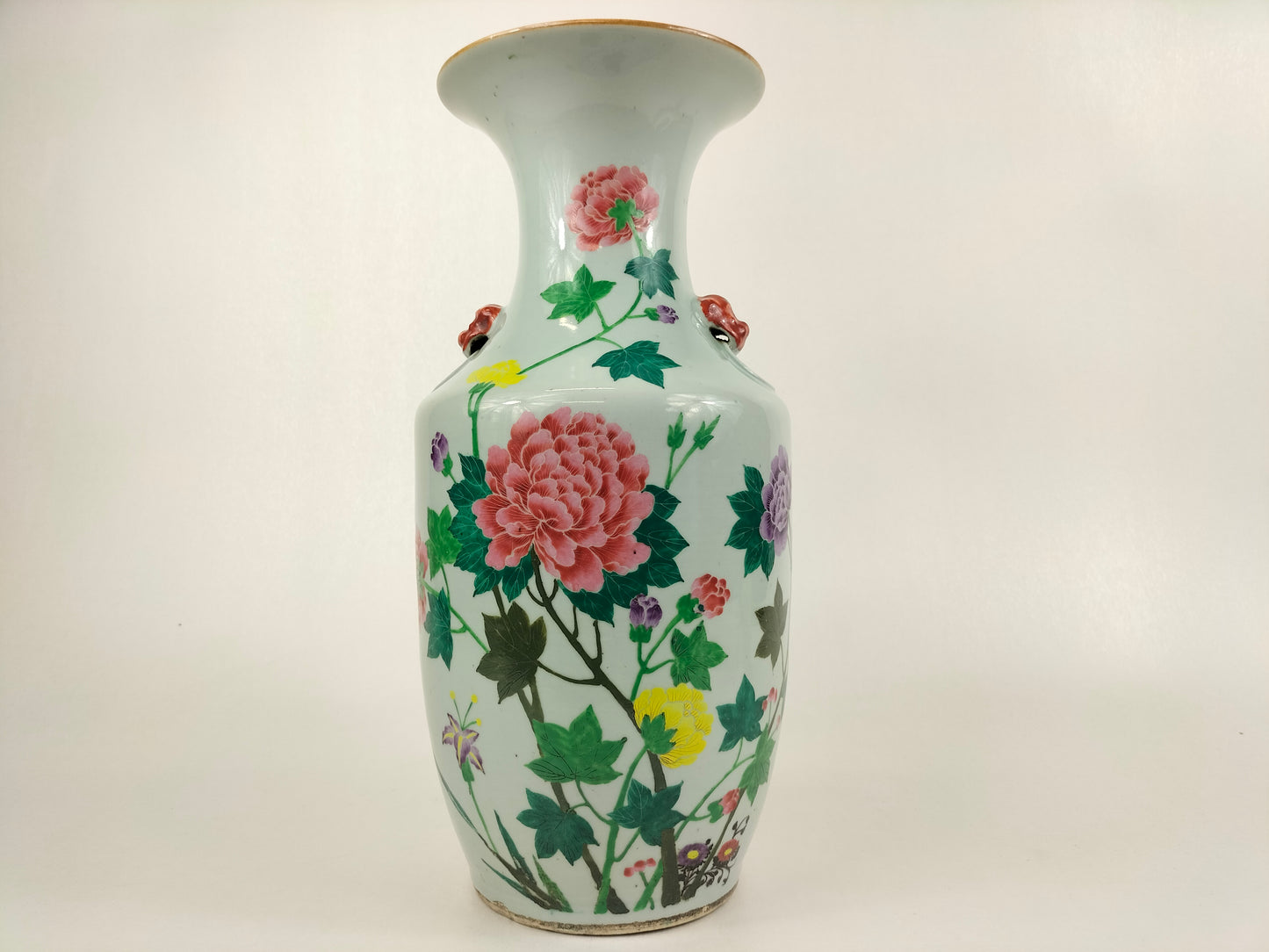 Antigo vaso chinês da família rosa decorado com flores // Período da República (1912-1949)