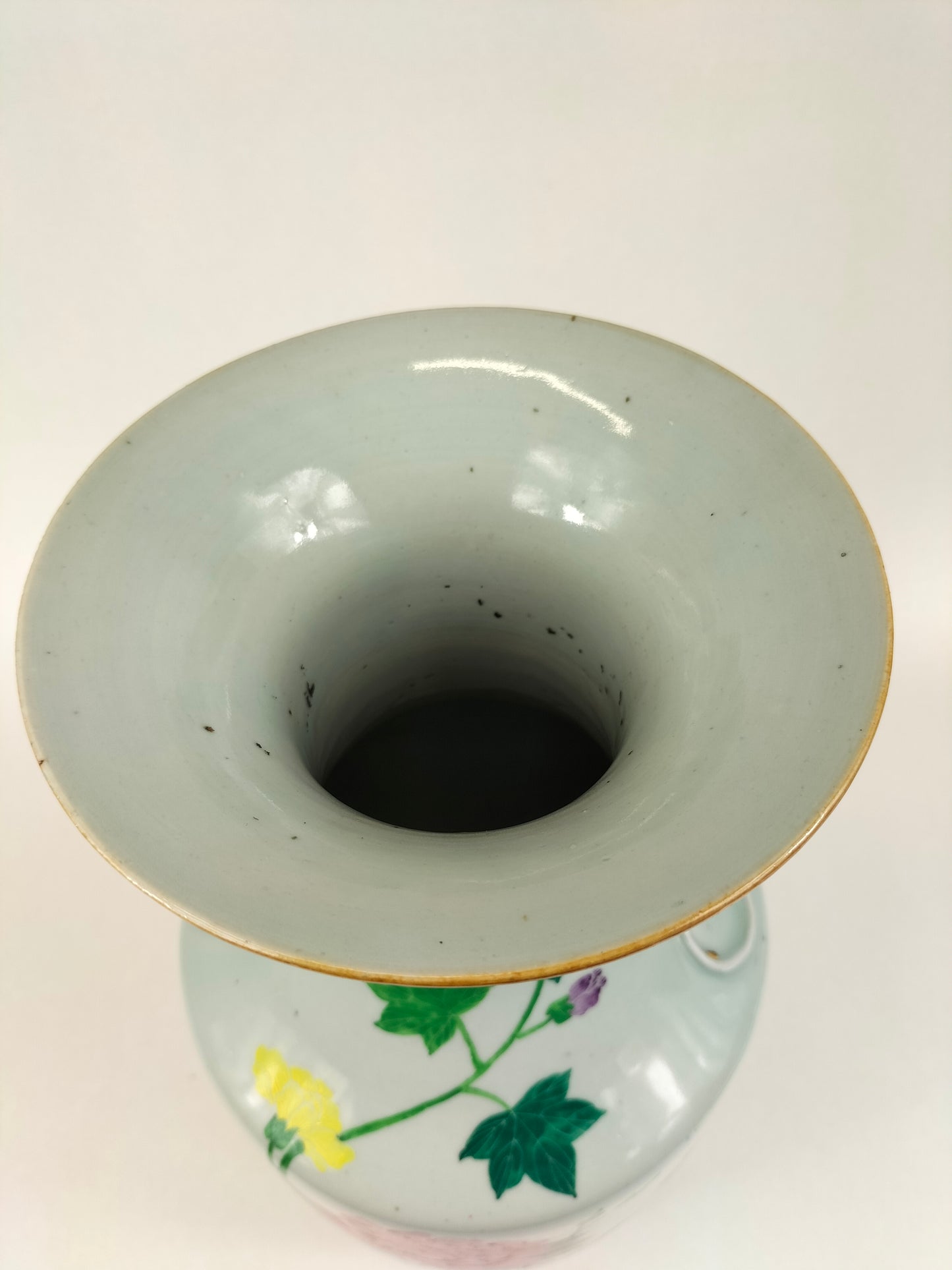 Antigo vaso chinês da família rosa decorado com flores // Período da República (1912-1949)