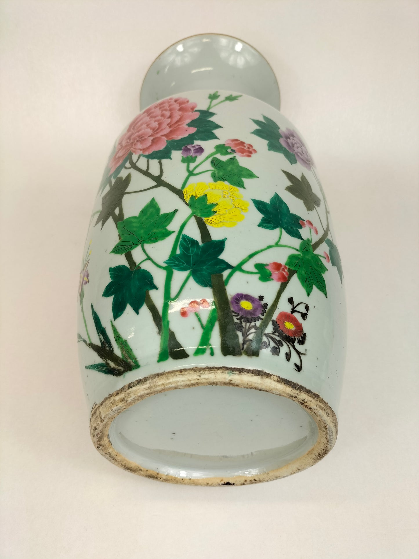 Antigo vaso chinês da família rosa decorado com flores // Período da República (1912-1949)