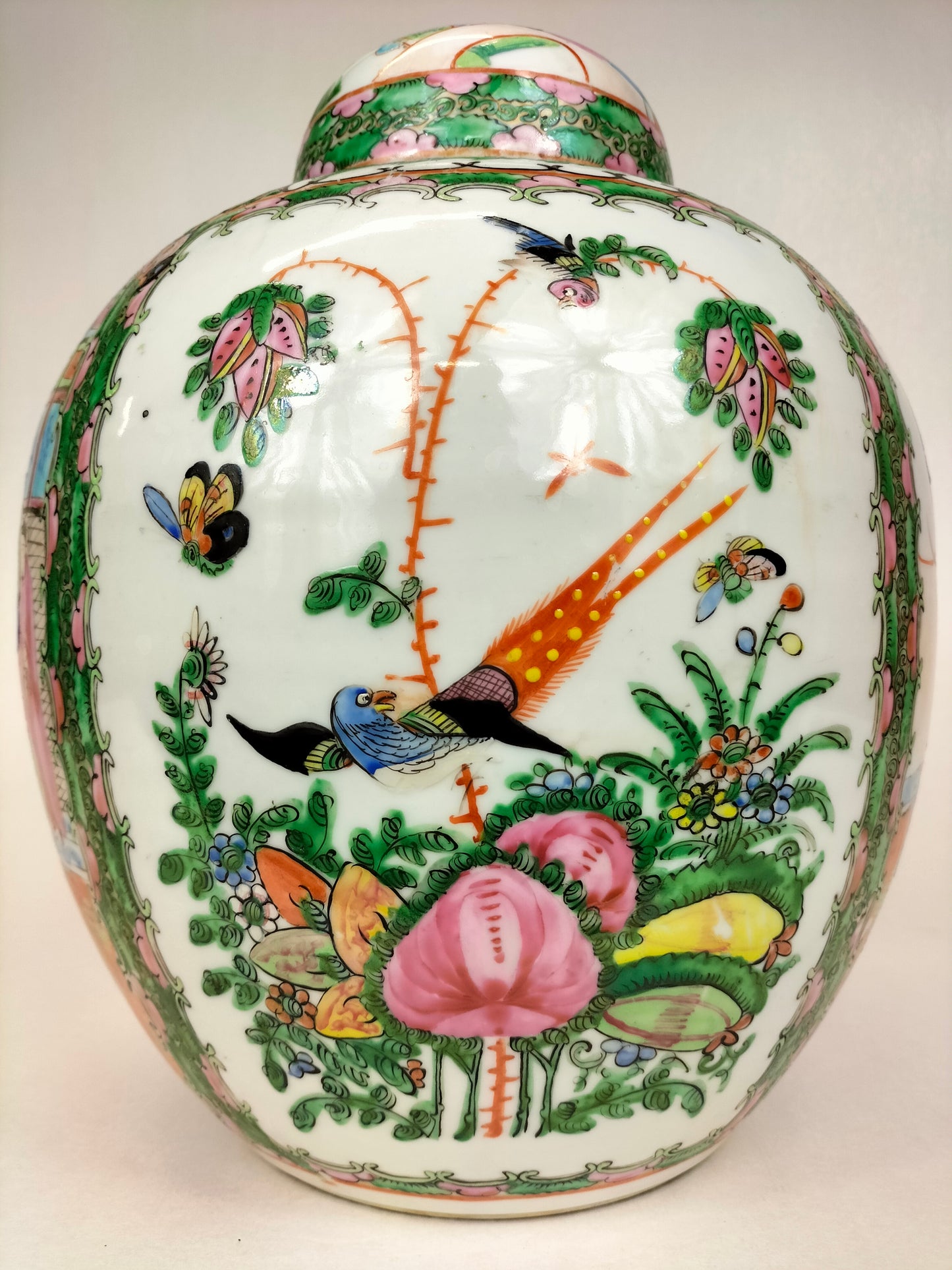 Grand pot à gingembre antique en porcelaine de Canton en forme de médaillon rose // Dynastie Qing - Vers 1900