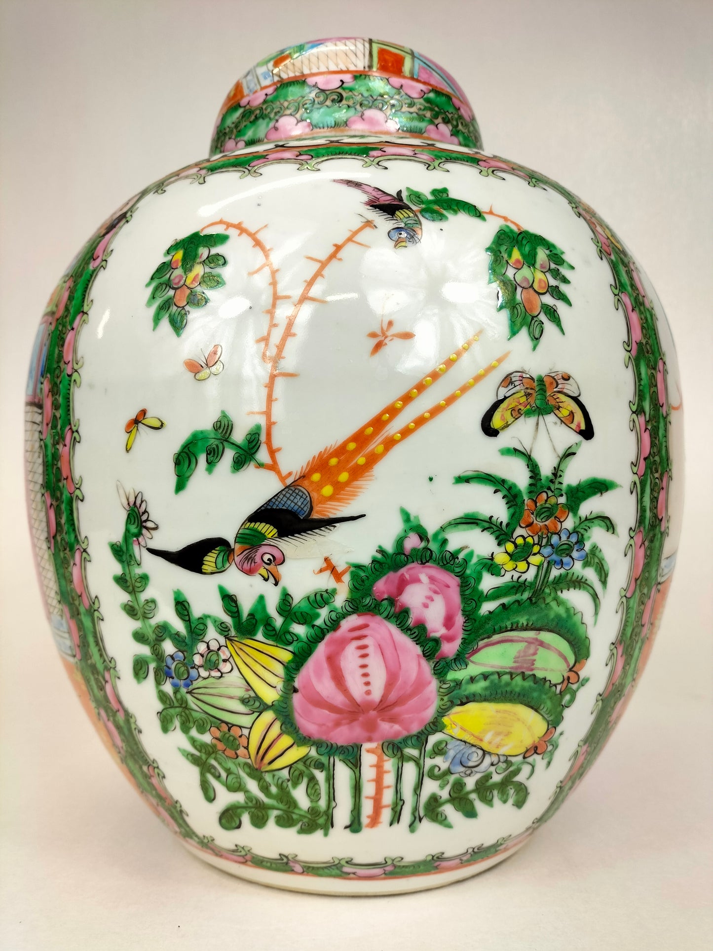 Grand pot à gingembre antique en porcelaine de Canton en forme de médaillon rose // Dynastie Qing - Vers 1900