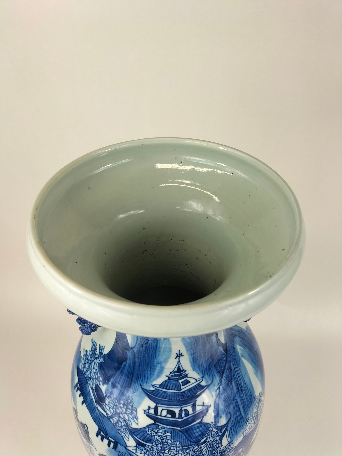 Grande vaso chinês antigo decorado com paisagem // Azul e branco - Dinastia Qing - século XIX