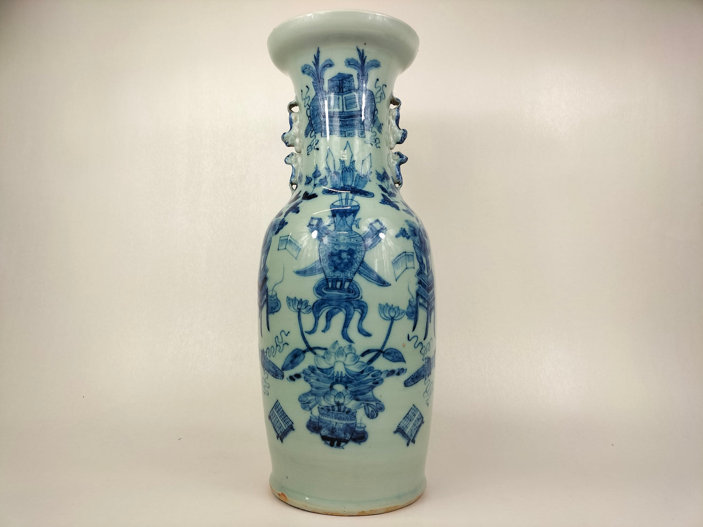 Large antique Chinese celadon colored vase decorated with antiquities // Qing Dynasty - 19th century