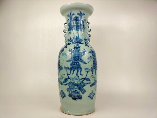 Grand vase chinois ancien de couleur céladon décoré d'antiquités // Dynastie Qing - 19e siècle