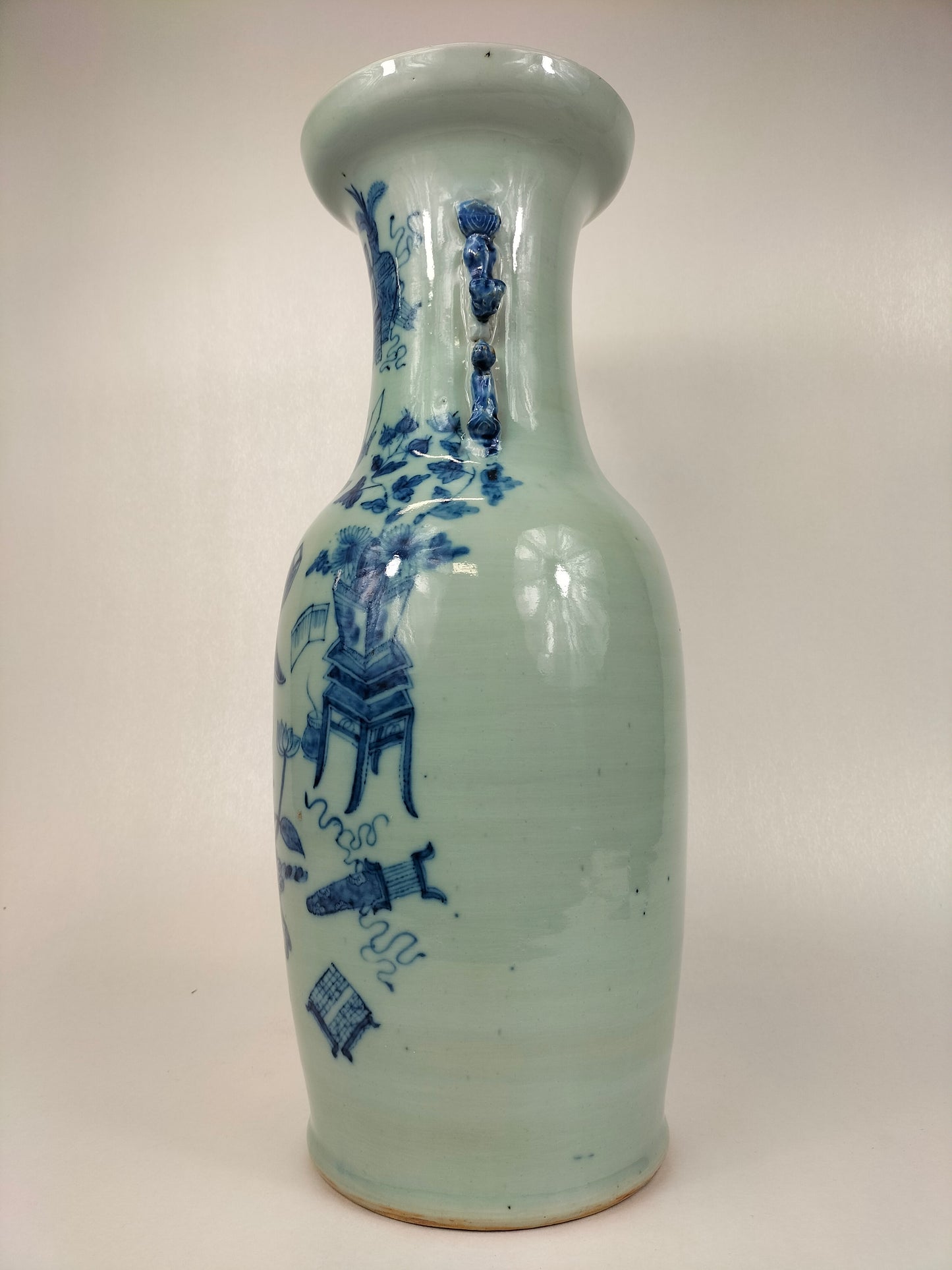 Large antique Chinese celadon colored vase decorated with antiquities // Qing Dynasty - 19th century