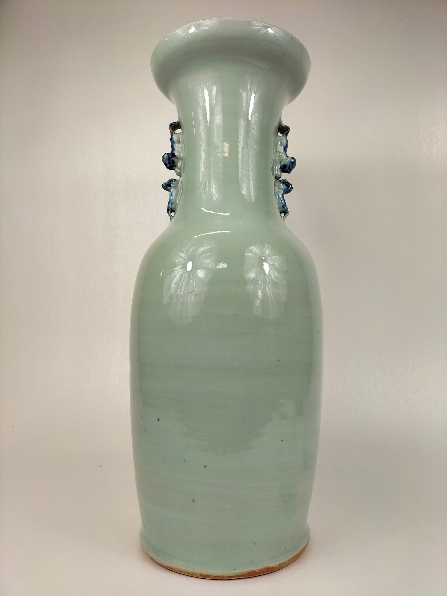 Large antique Chinese celadon colored vase decorated with antiquities // Qing Dynasty - 19th century