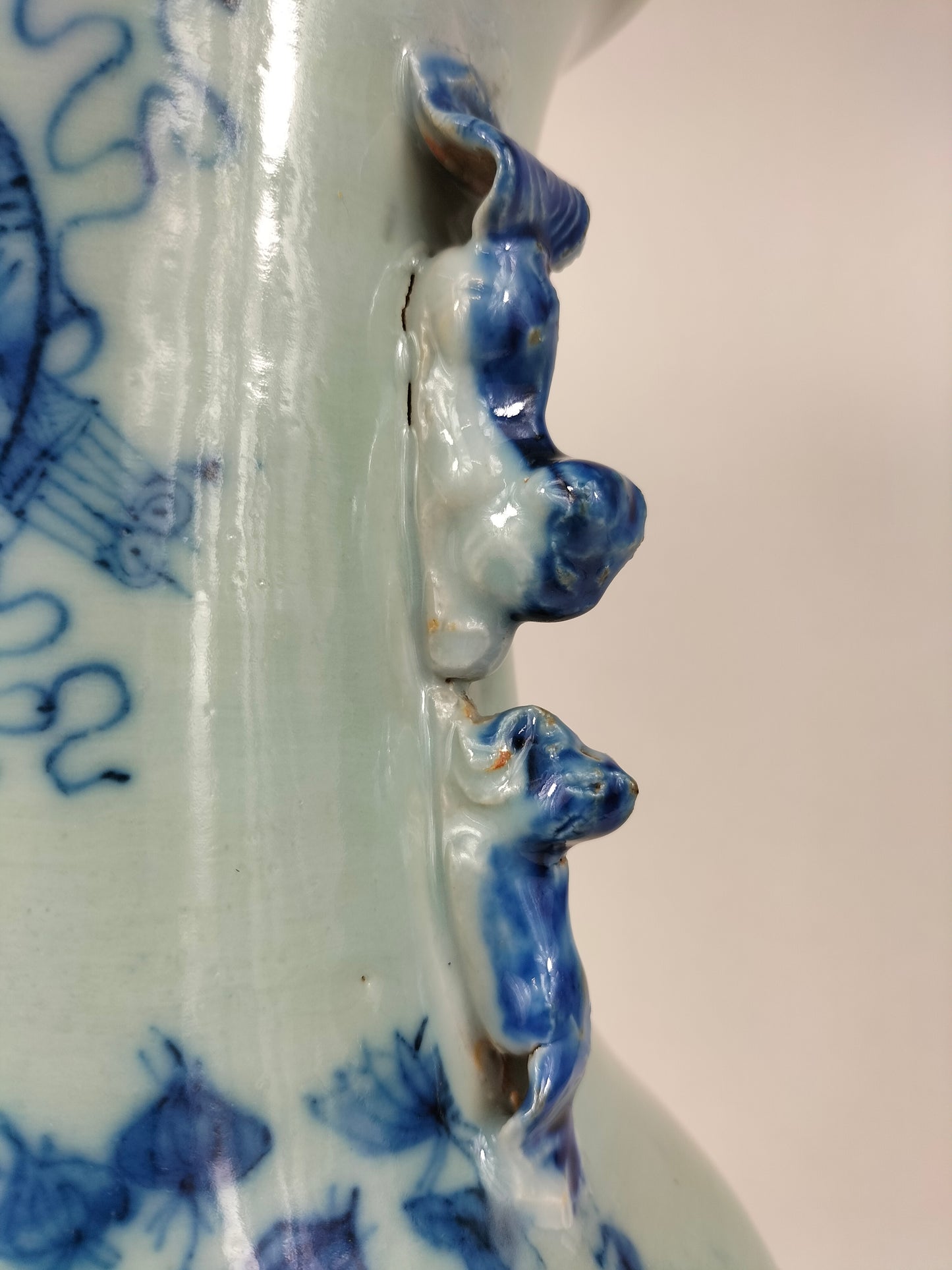 Large antique Chinese celadon colored vase decorated with antiquities // Qing Dynasty - 19th century