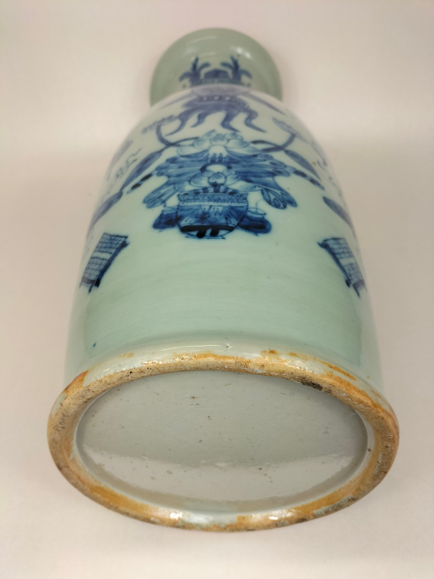 Large antique Chinese celadon colored vase decorated with antiquities // Qing Dynasty - 19th century