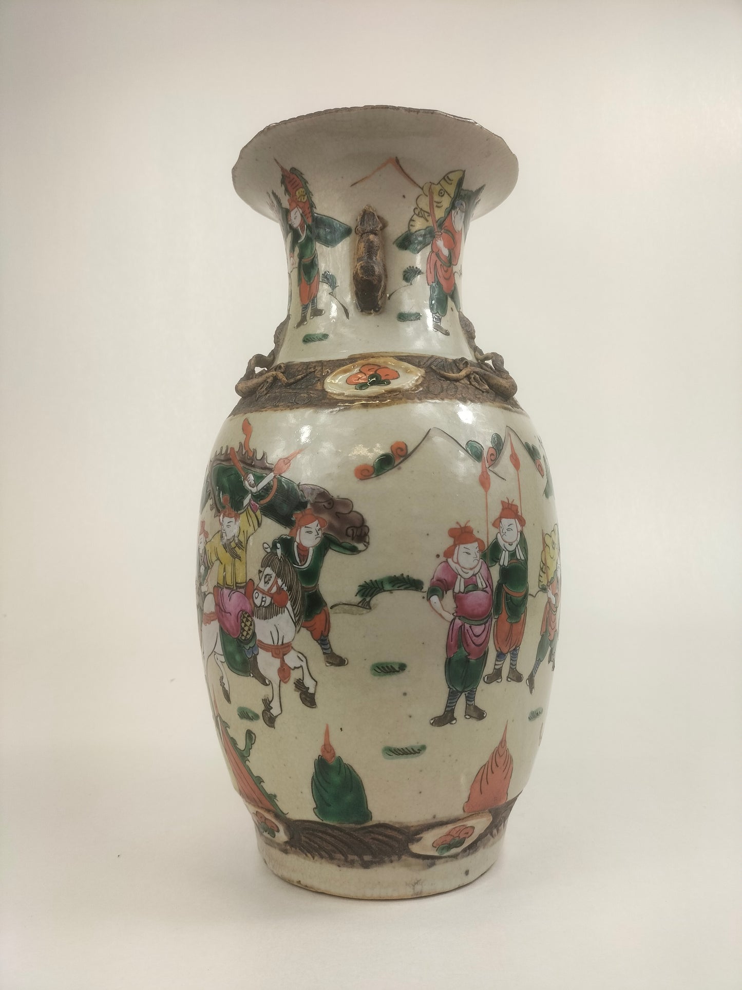 Vase chinois ancien de Nankin décoré d'une scène guerrière // Dynastie Qing - 19e siècle