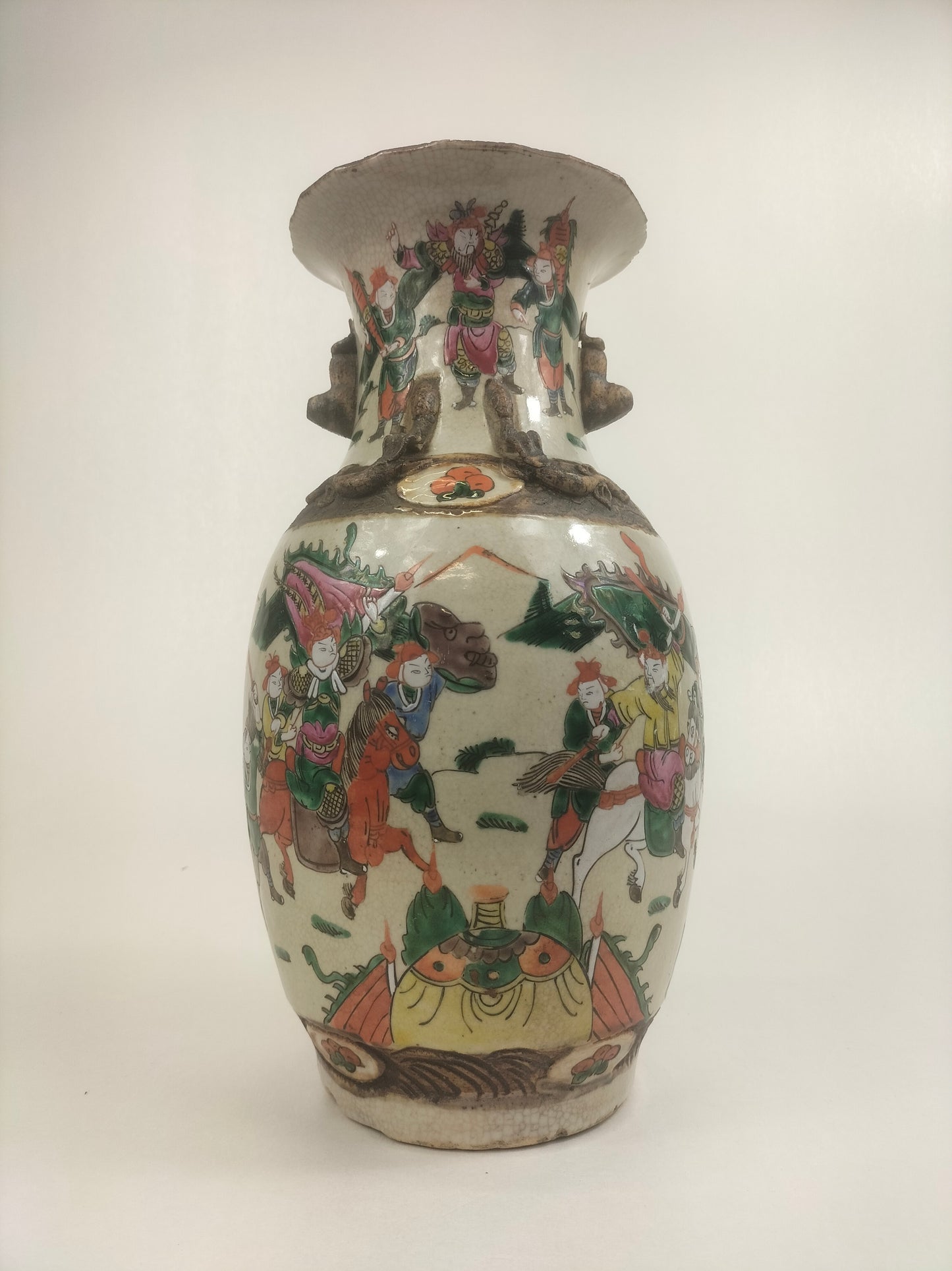 Vase chinois ancien de Nankin décoré d'une scène guerrière // Dynastie Qing - 19e siècle