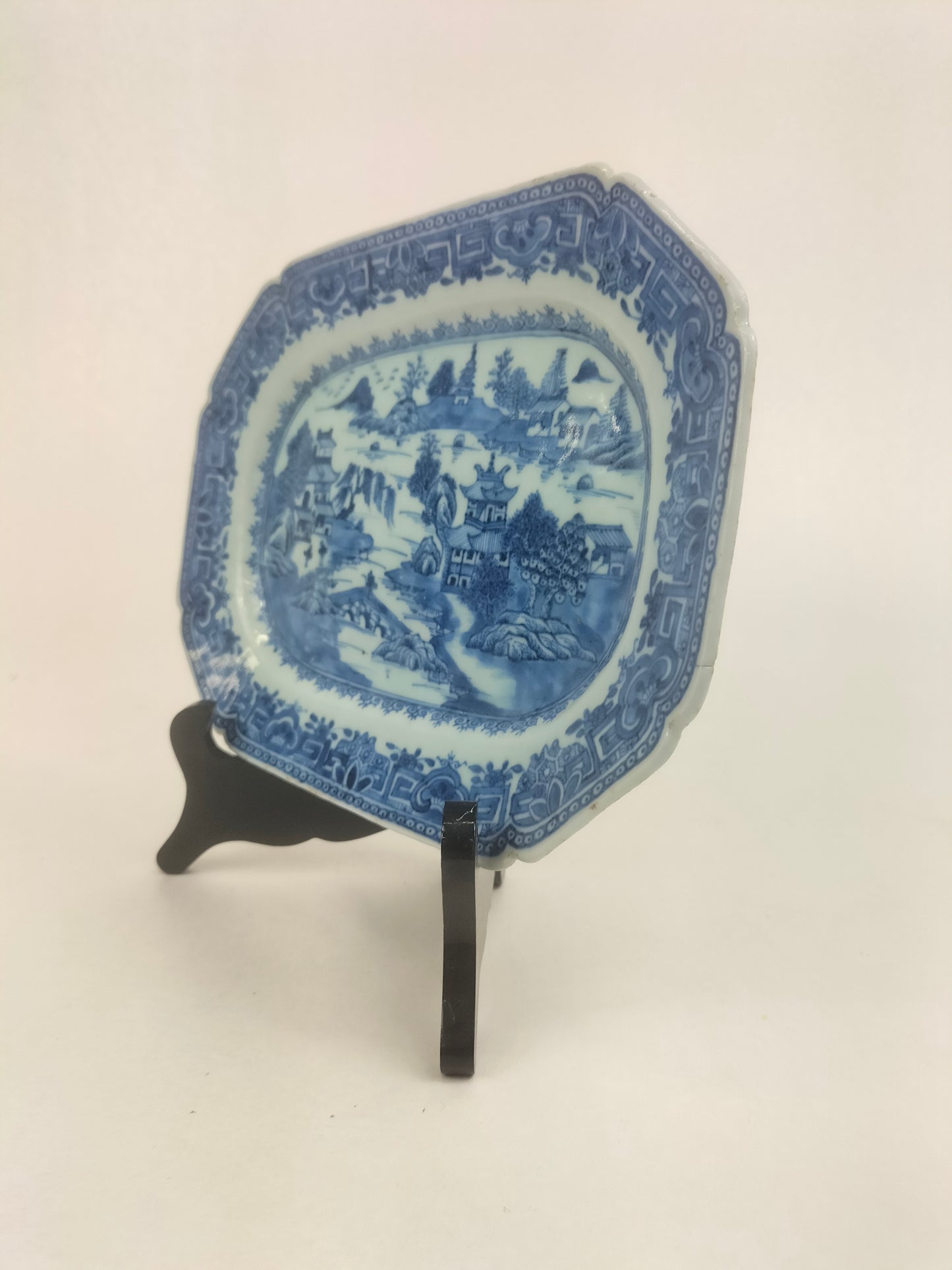 Assiette chinoise ancienne à décor d'une scène de paysage // Bleu et blanc - Qianlong - 18e siècle