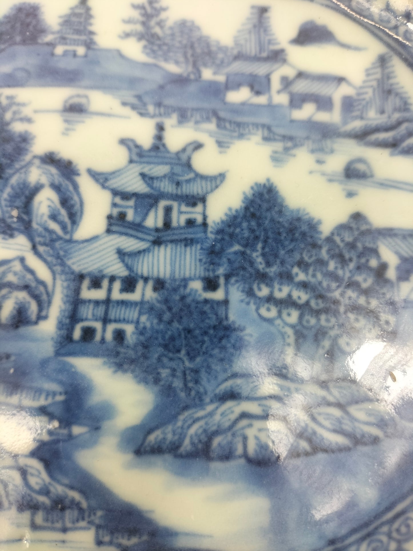 Assiette chinoise ancienne à décor d'une scène de paysage // Bleu et blanc - Qianlong - 18e siècle