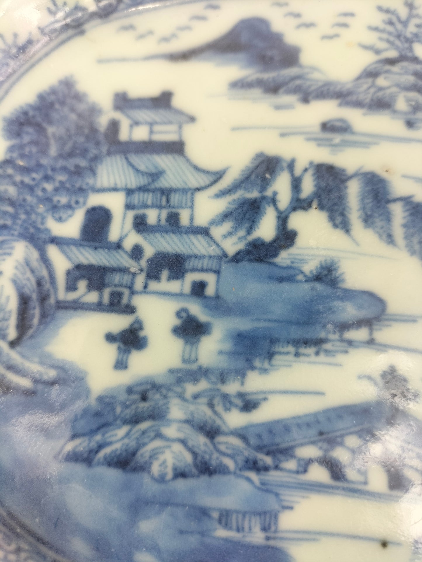 Assiette chinoise ancienne à décor d'une scène de paysage // Bleu et blanc - Qianlong - 18e siècle