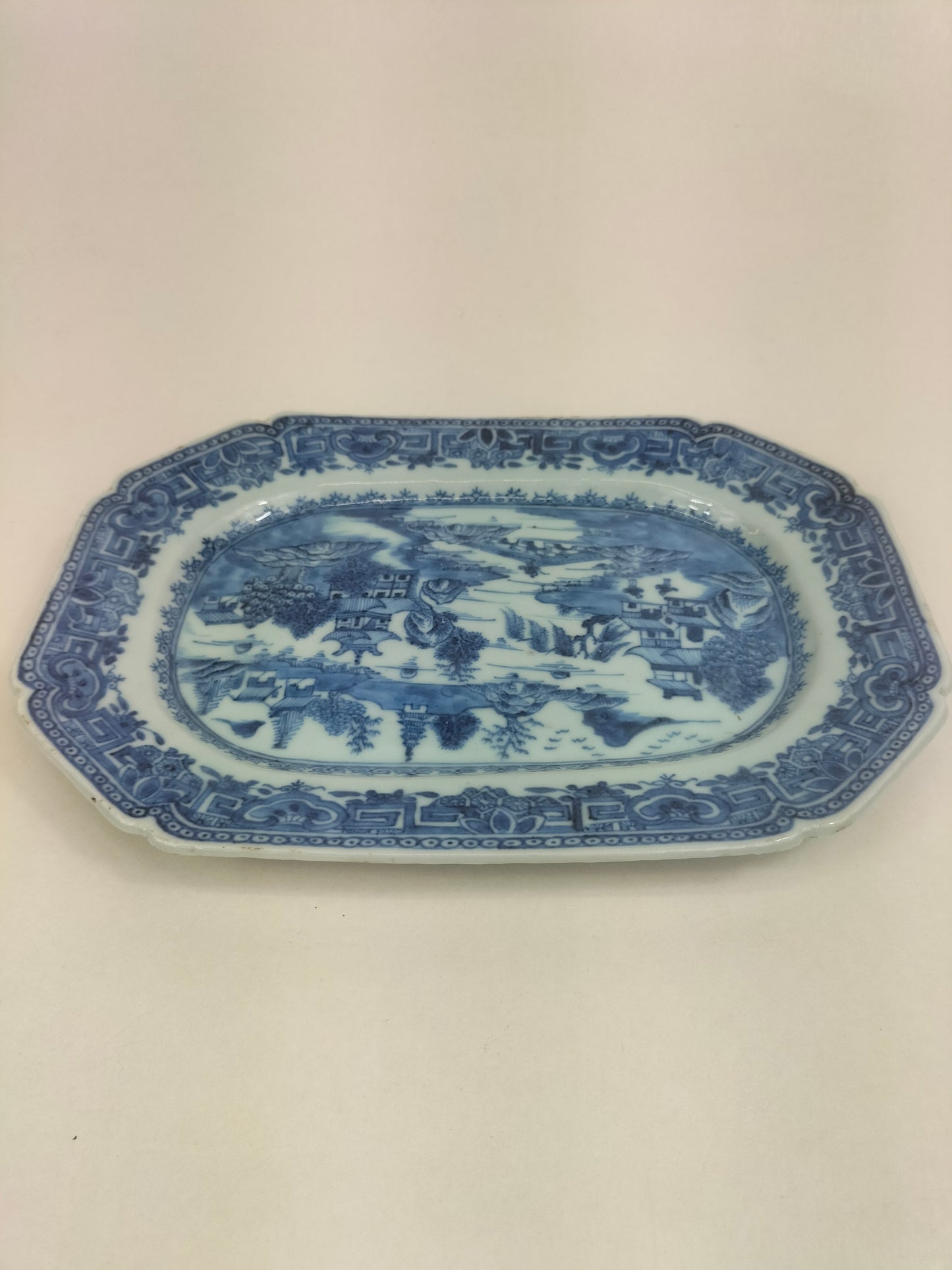 Assiette chinoise ancienne à décor d'une scène de paysage // Bleu et blanc - Qianlong - 18e siècle