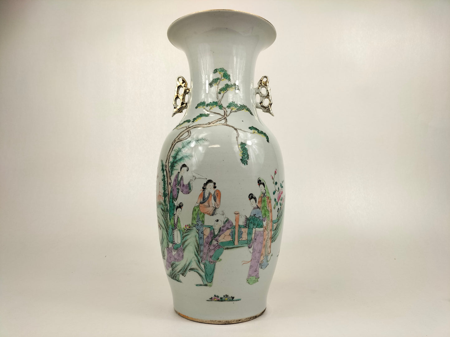 Vase chinois ancien à décor d'une scène de jardin // Epoque République (1912-1949)