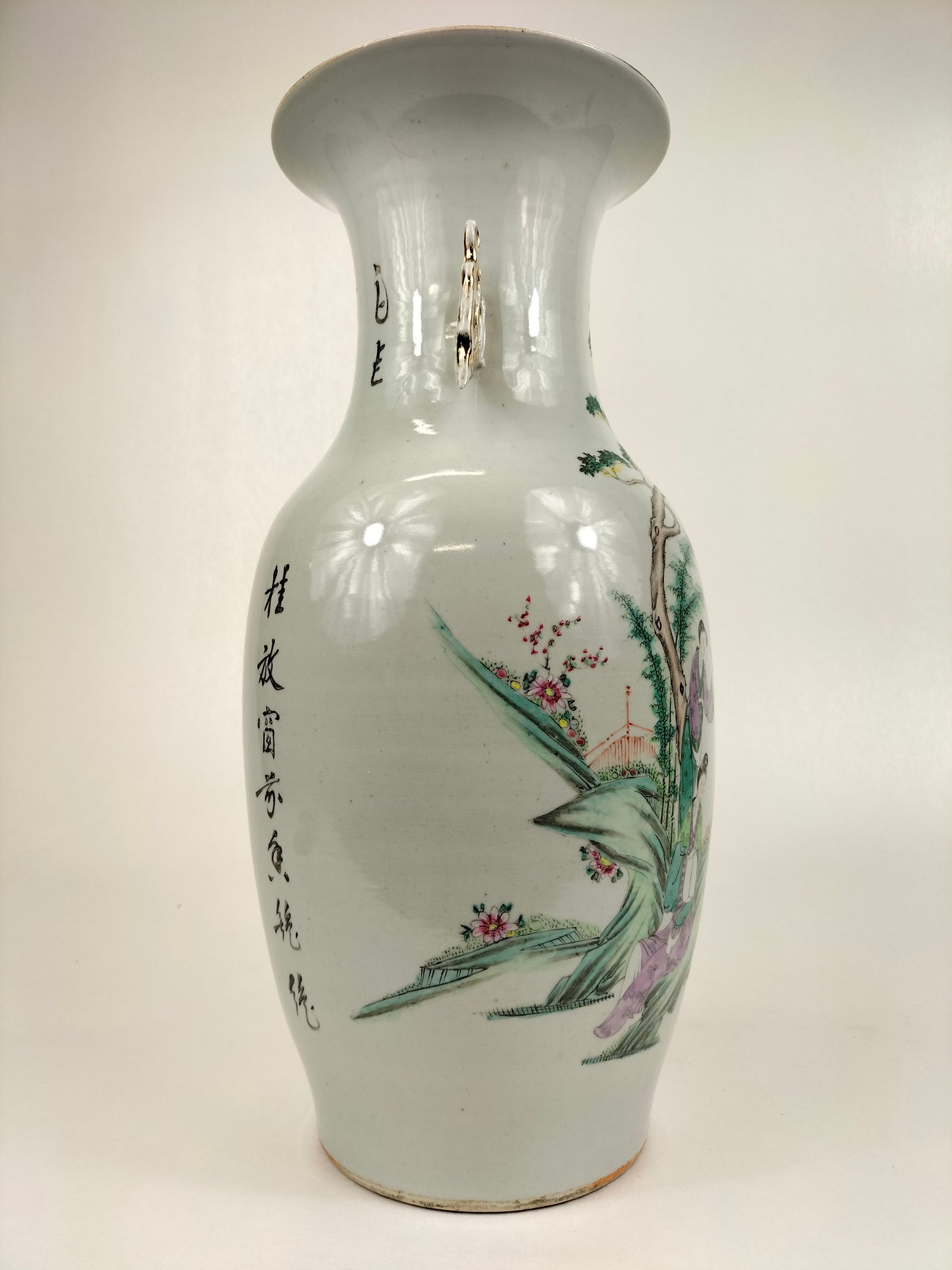 Vase chinois ancien à décor d'une scène de jardin // Epoque République (1912-1949)