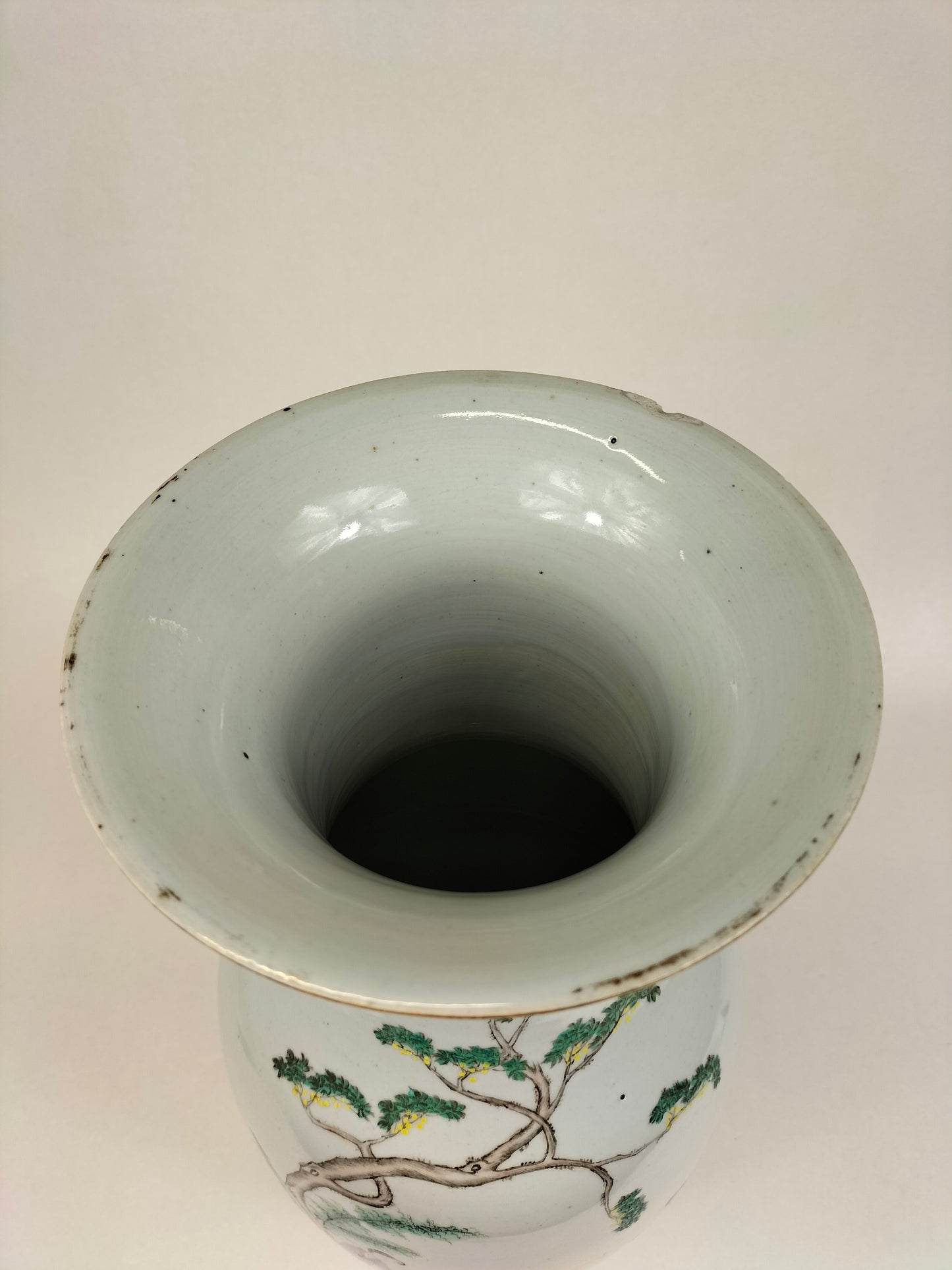 Antigo vaso chinês decorado com cena de jardim // Período da República (1912-1949)