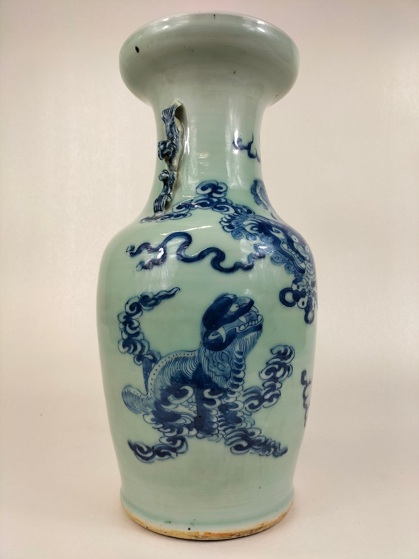 Antique Chinese celadon vase decorated with foo dogs // Qing Dynasty - 19th century