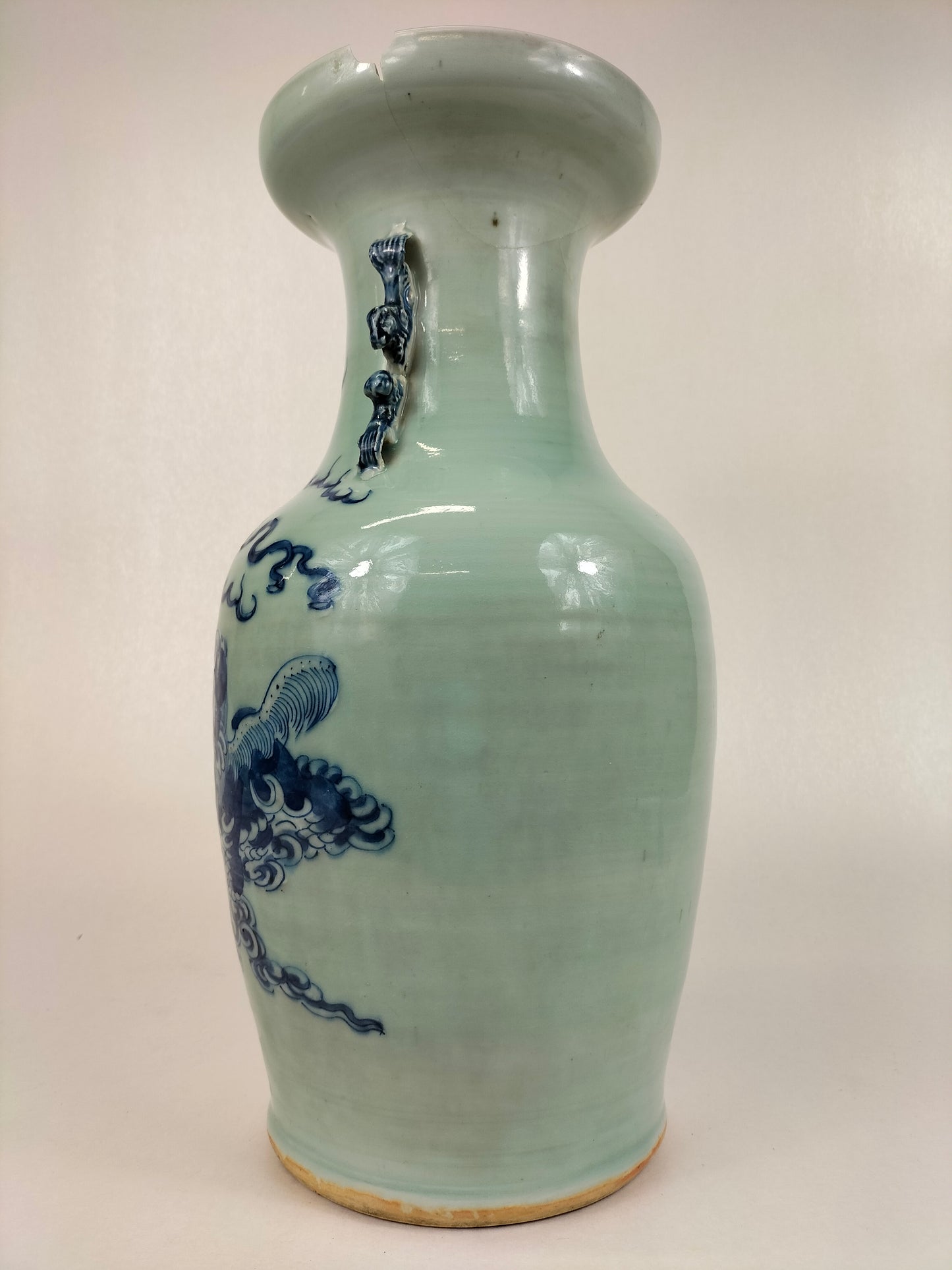 Antique Chinese celadon vase decorated with foo dogs // Qing Dynasty - 19th century