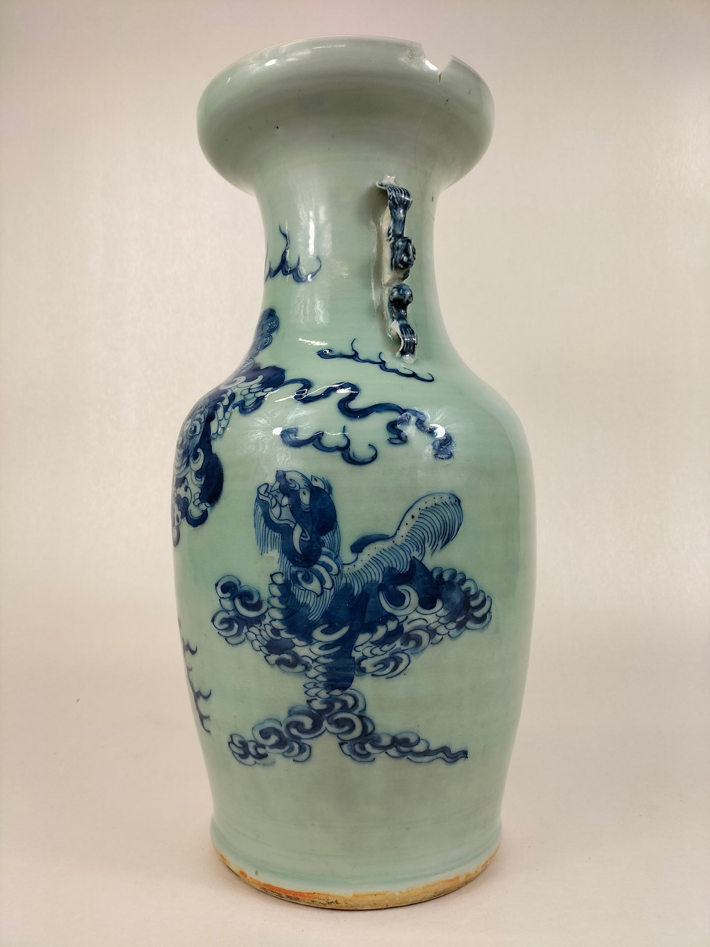 Vase chinois ancien en céladon à décor de chiens de Foo // Dynastie Qing - 19e siècle