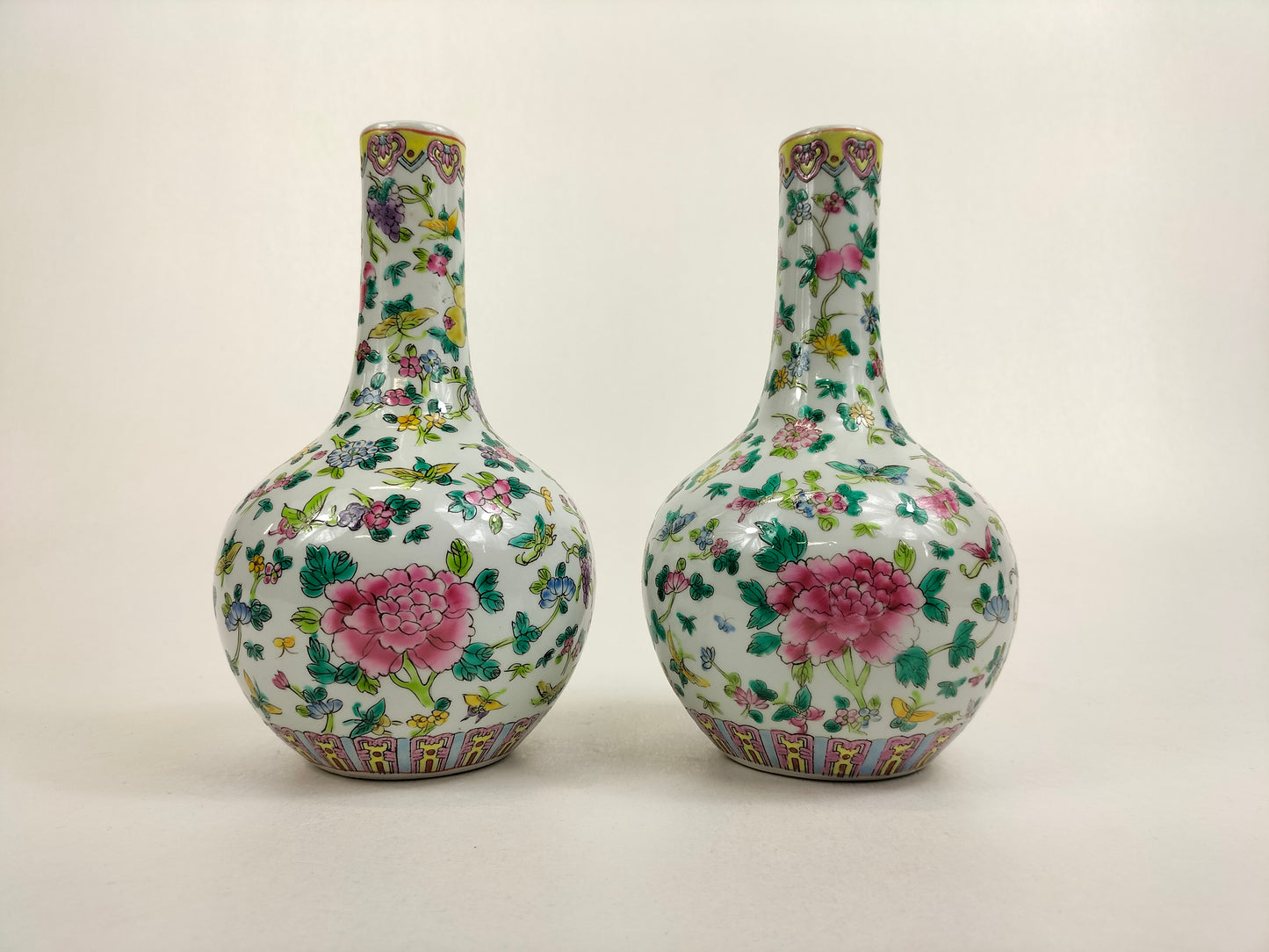 Lot de 2 vases bouteilles en porcelaine de Chine famille rose à décor de fleurs et de papillons // XXe siècle