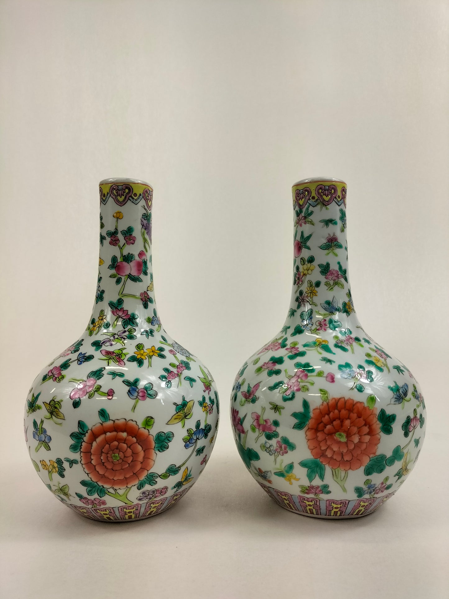 Lot de 2 vases bouteilles en porcelaine de Chine famille rose à décor de fleurs et de papillons // XXe siècle