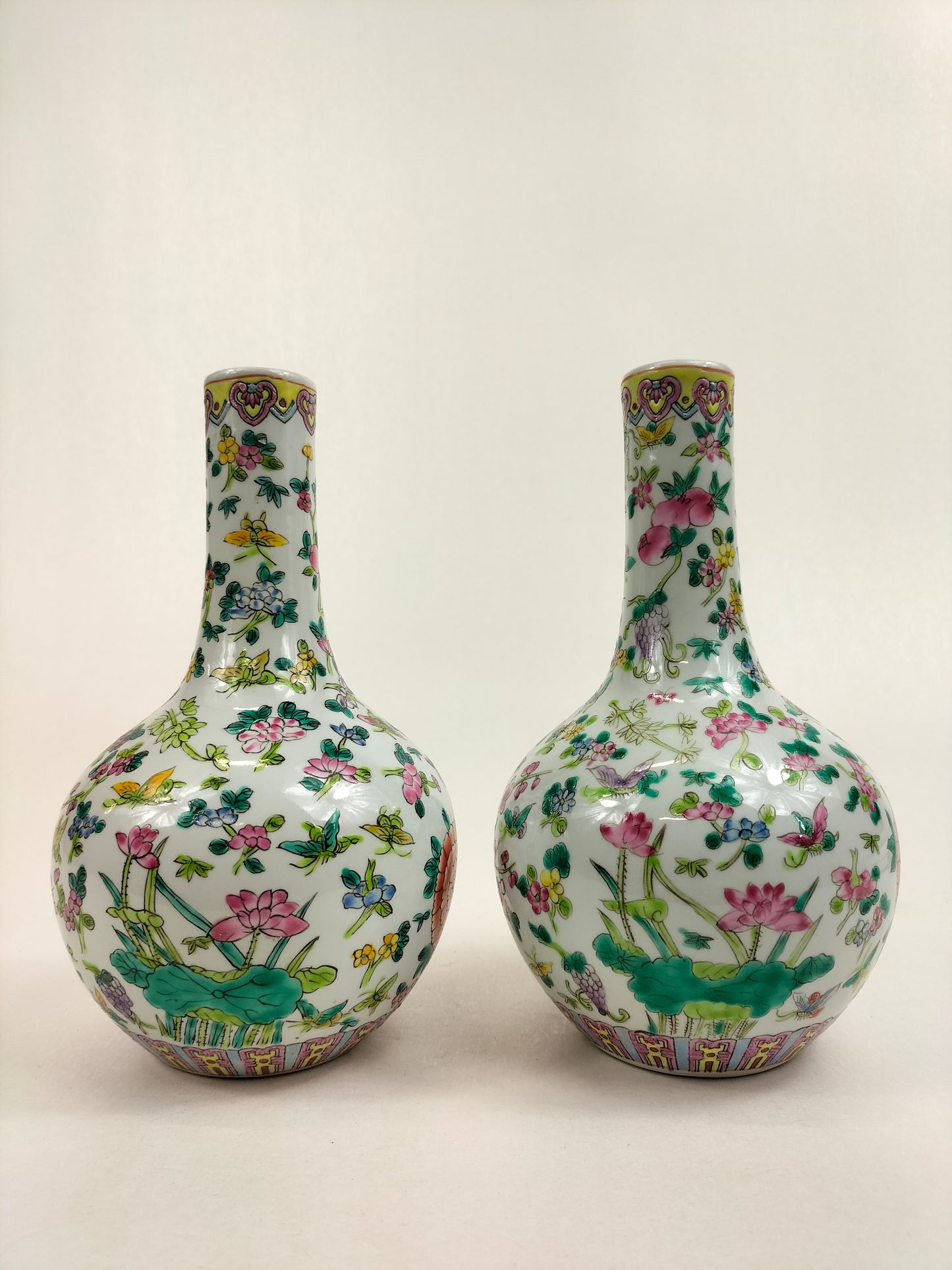 Conjunto de 2 vasos de garrafa da família Rosa Chinesa decorados com flores e borboletas // Século XX