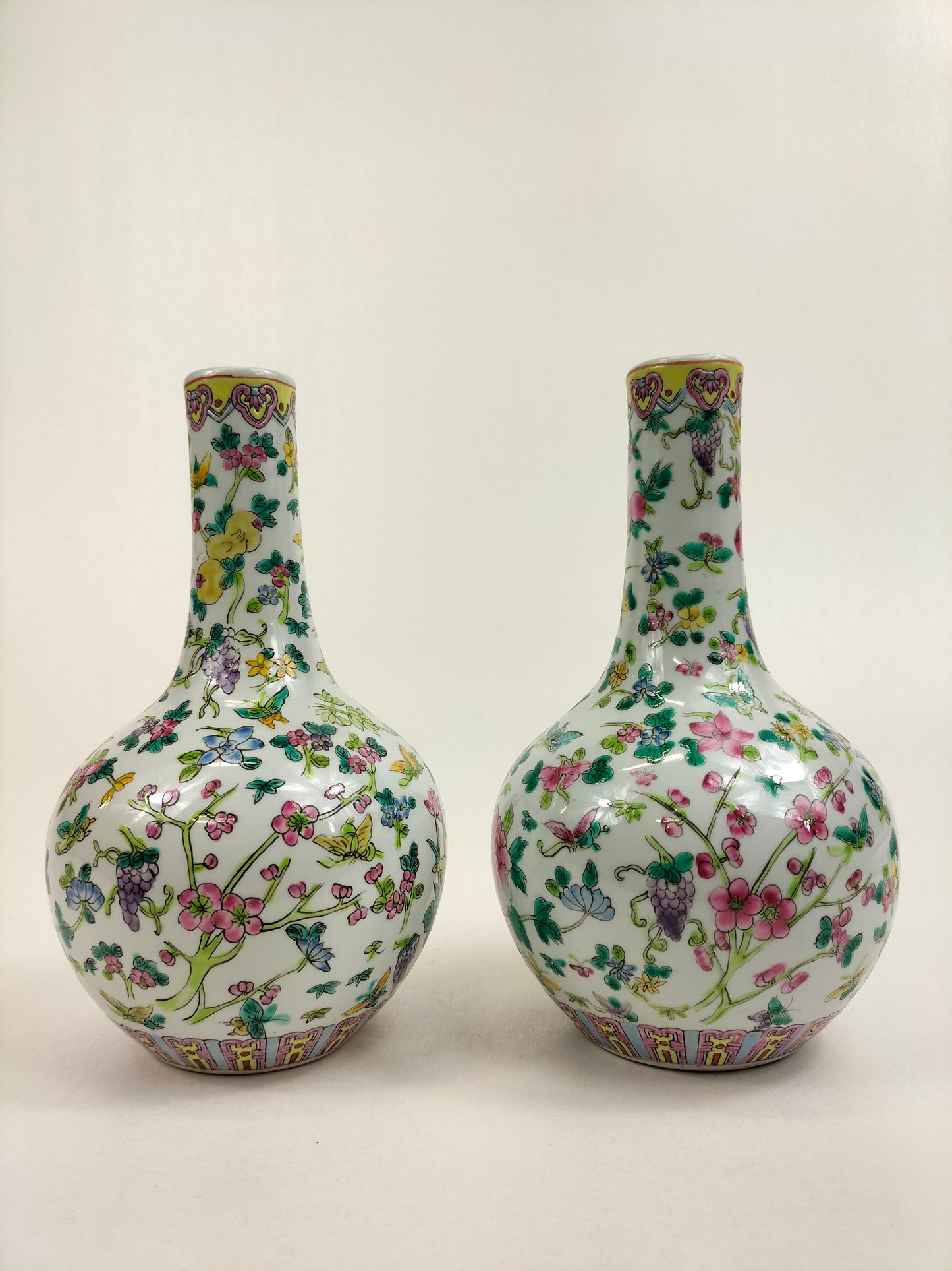 Lot de 2 vases bouteilles en porcelaine de Chine famille rose à décor de fleurs et de papillons // XXe siècle