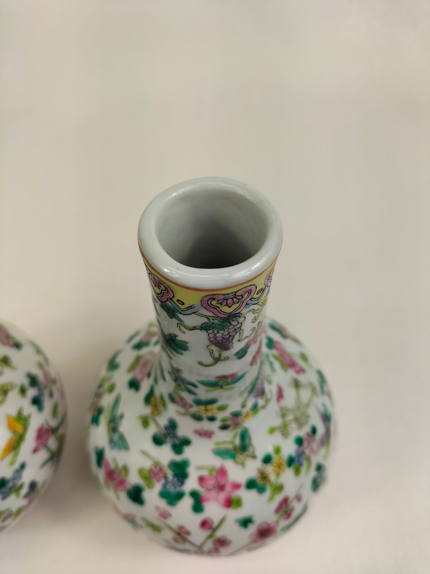 Lot de 2 vases bouteilles en porcelaine de Chine famille rose à décor de fleurs et de papillons // XXe siècle