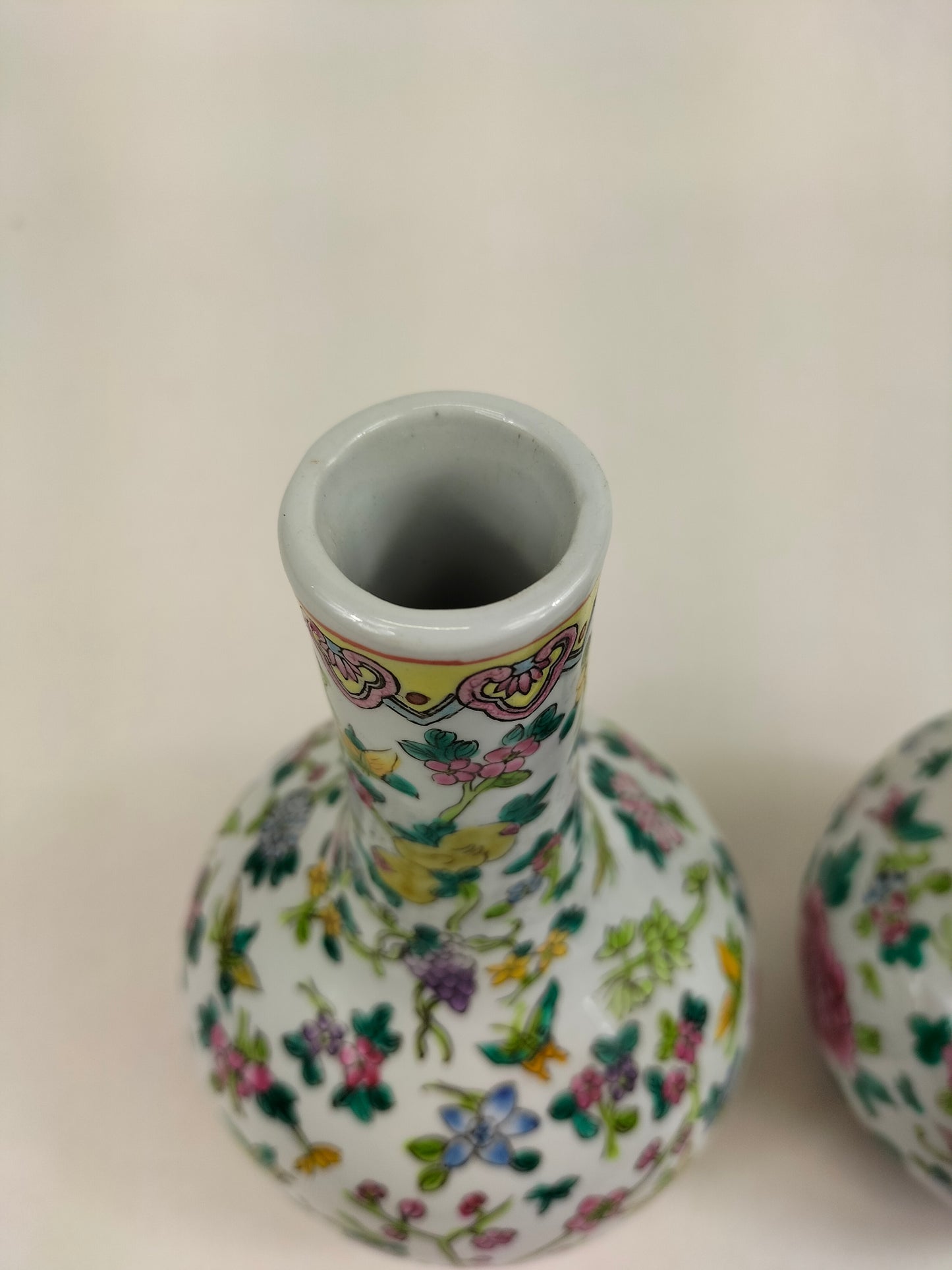 Lot de 2 vases bouteilles en porcelaine de Chine famille rose à décor de fleurs et de papillons // XXe siècle