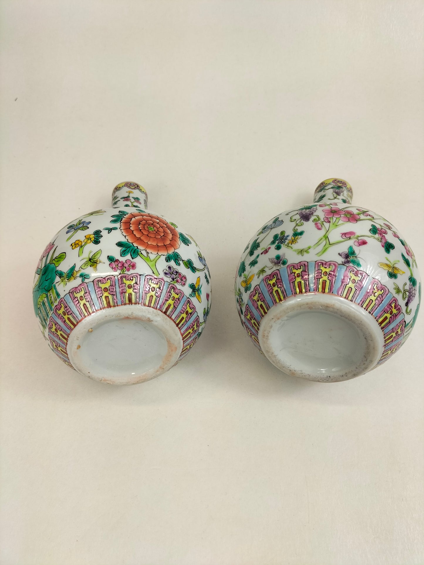 Lot de 2 vases bouteilles en porcelaine de Chine famille rose à décor de fleurs et de papillons // XXe siècle