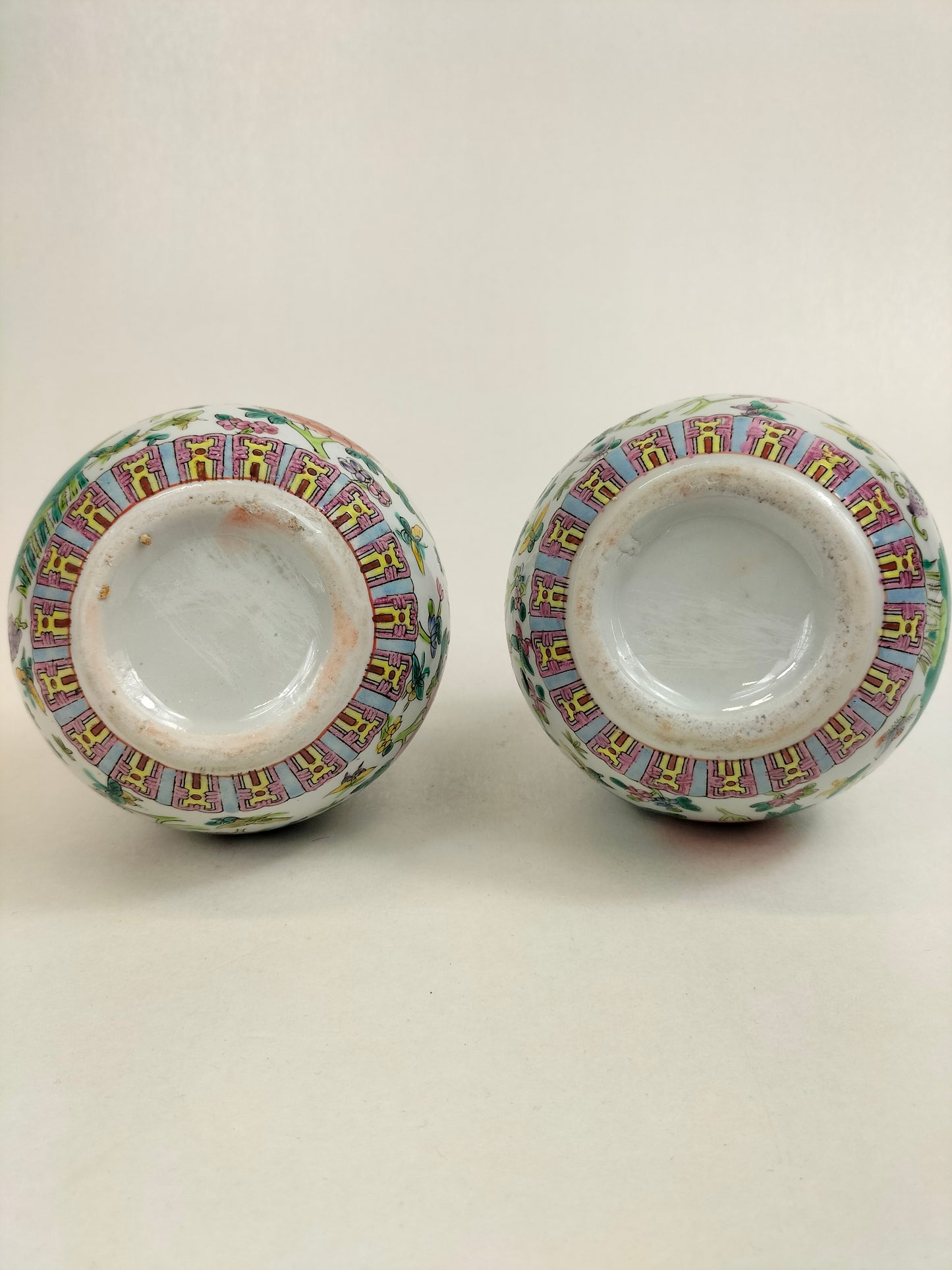 Conjunto de 2 vasos de garrafa da família Rosa Chinesa decorados com flores e borboletas // Século XX