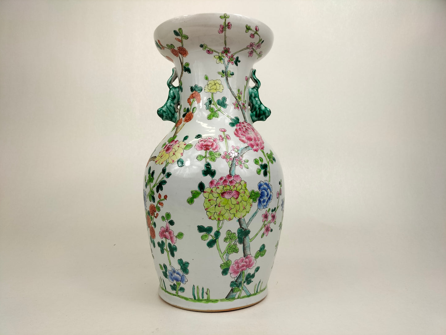 Chinese famille rose vase decorated with flowers // 20th century