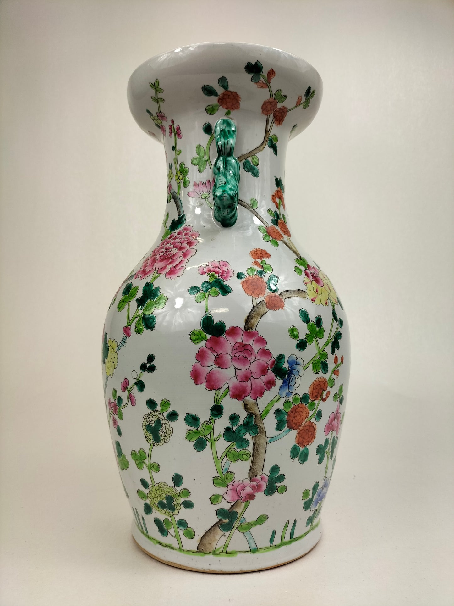 Chinese famille rose vase decorated with flowers // 20th century