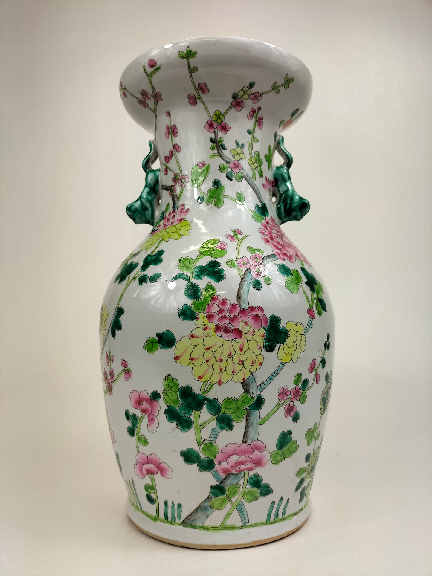 Chinese famille rose vase decorated with flowers // 20th century