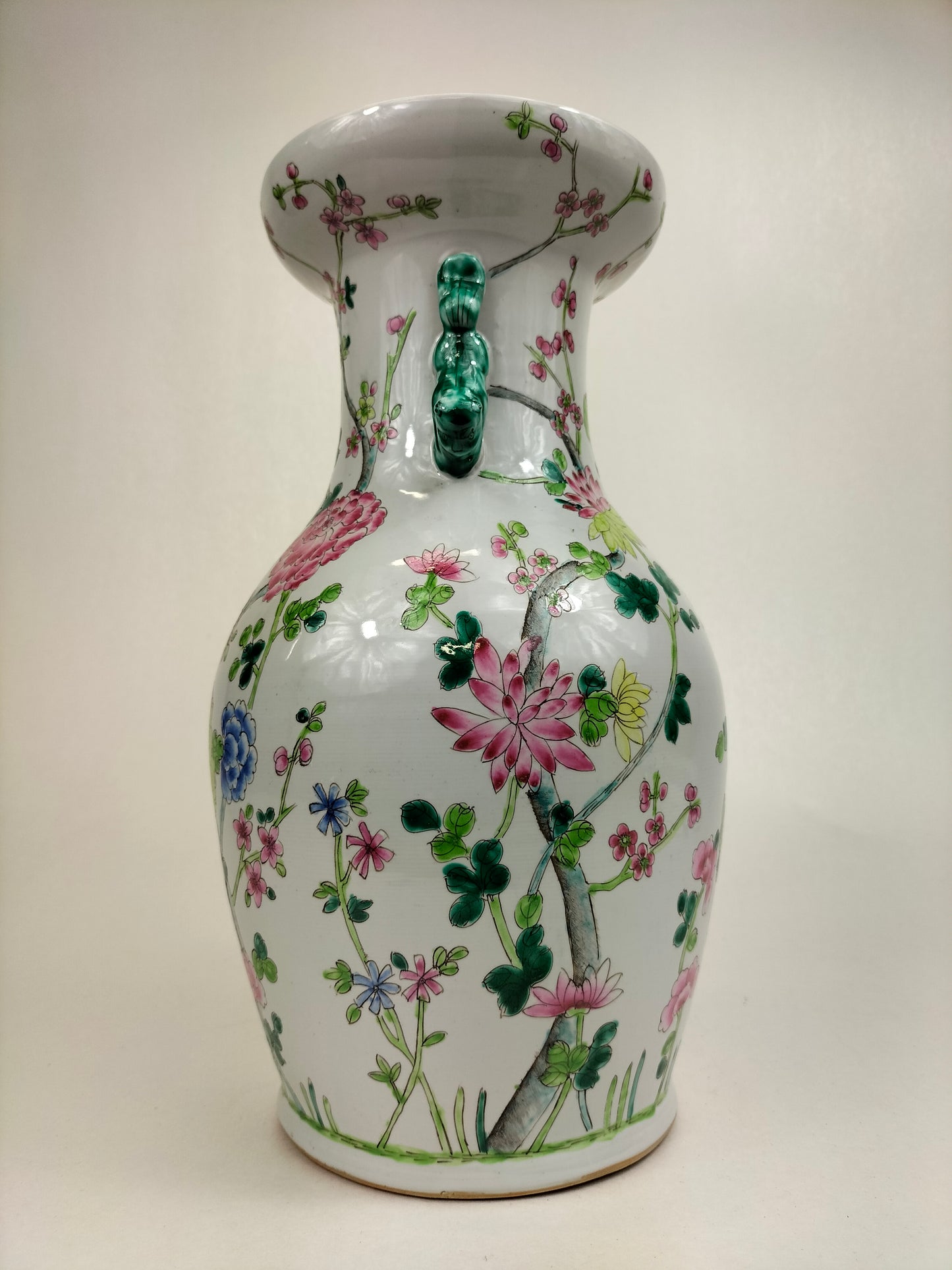 Vase chinois famille rose à décor de fleurs // XXe siècle